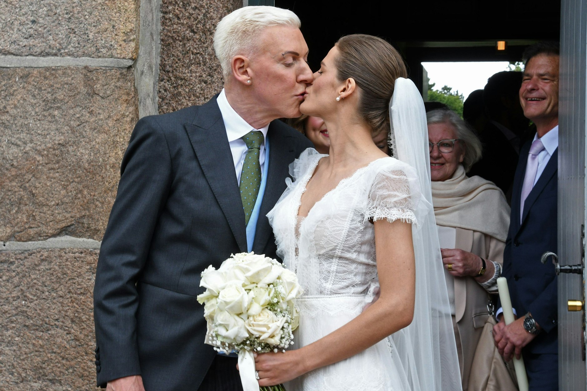 Küsschen nach der Kirche: Musiker H.P. Baxxter und seine frisch getraute Ehefrau Sara nach der Hochzeit in der Kirche St. Severin auf Sylt.