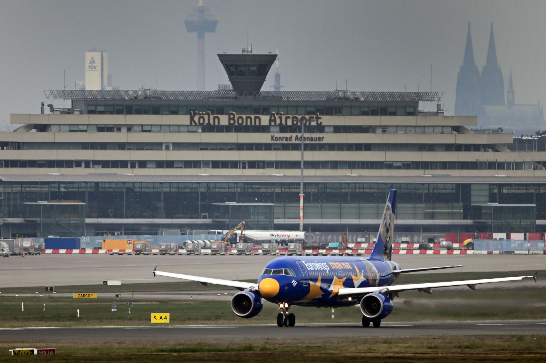 Ein Flugzeug startet auf dem Flughafen Köln/Bonn. Hier wurde ein IS-Sympathisant festgenommen.