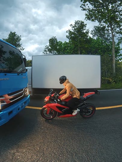 Kurz vor dem Motorrad-Crash bleibt in dem Instagram-Video die Zeit stehen.