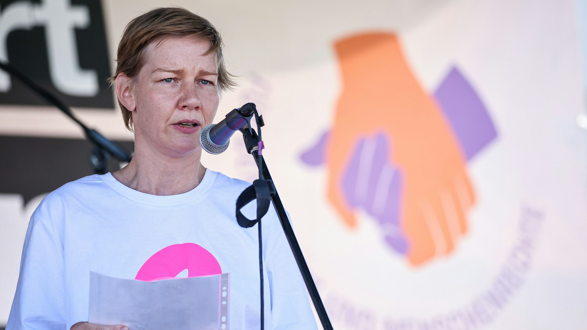 Sandra Hüller spricht bei der Kundgebung "Hand in Hand für Demokratie und Menschenrechte" gegen Rechtsextremismus in Leipzig.