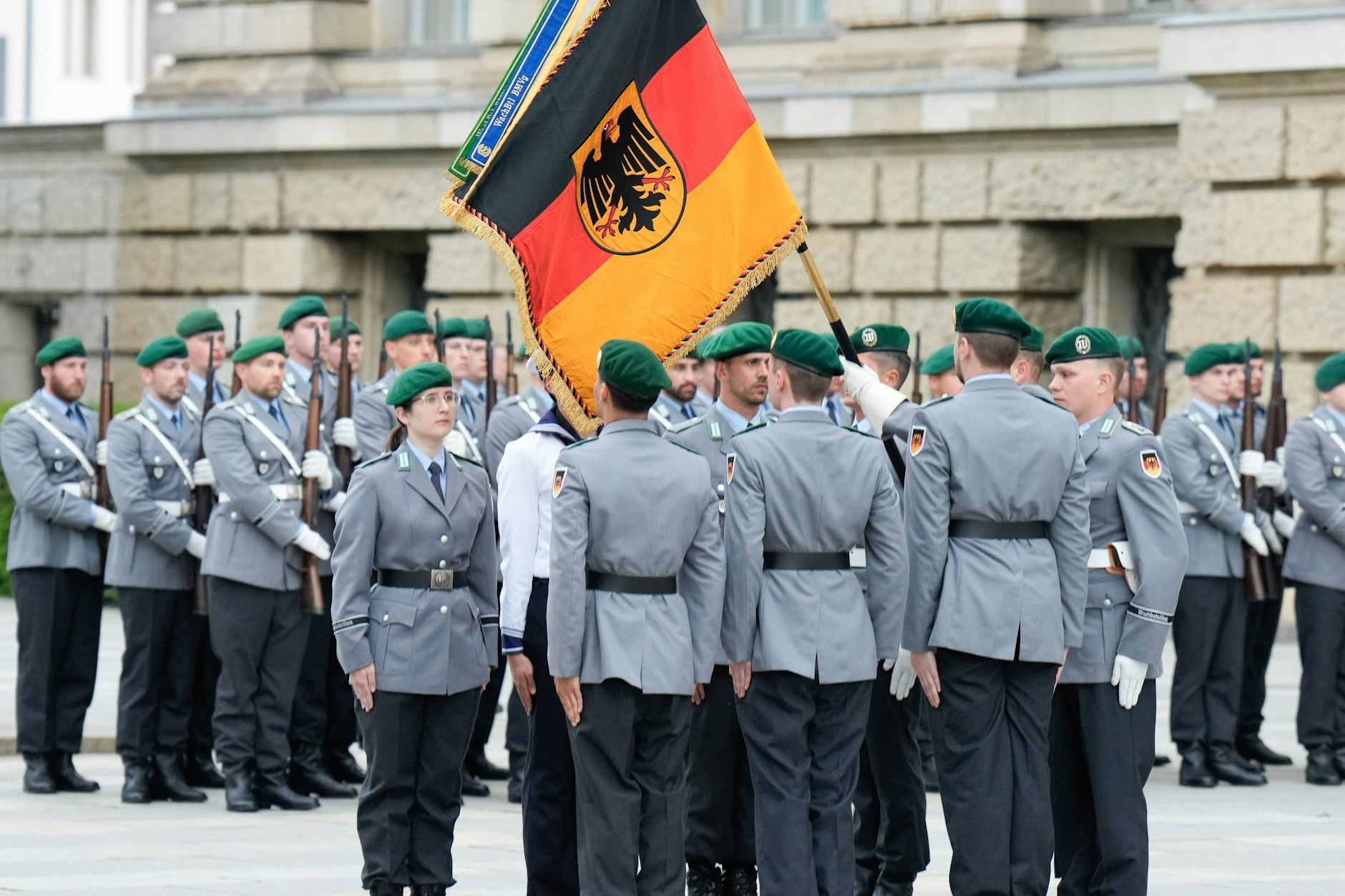 Viele Deutsche wollen die allgemeine Wehrpflicht zurück.