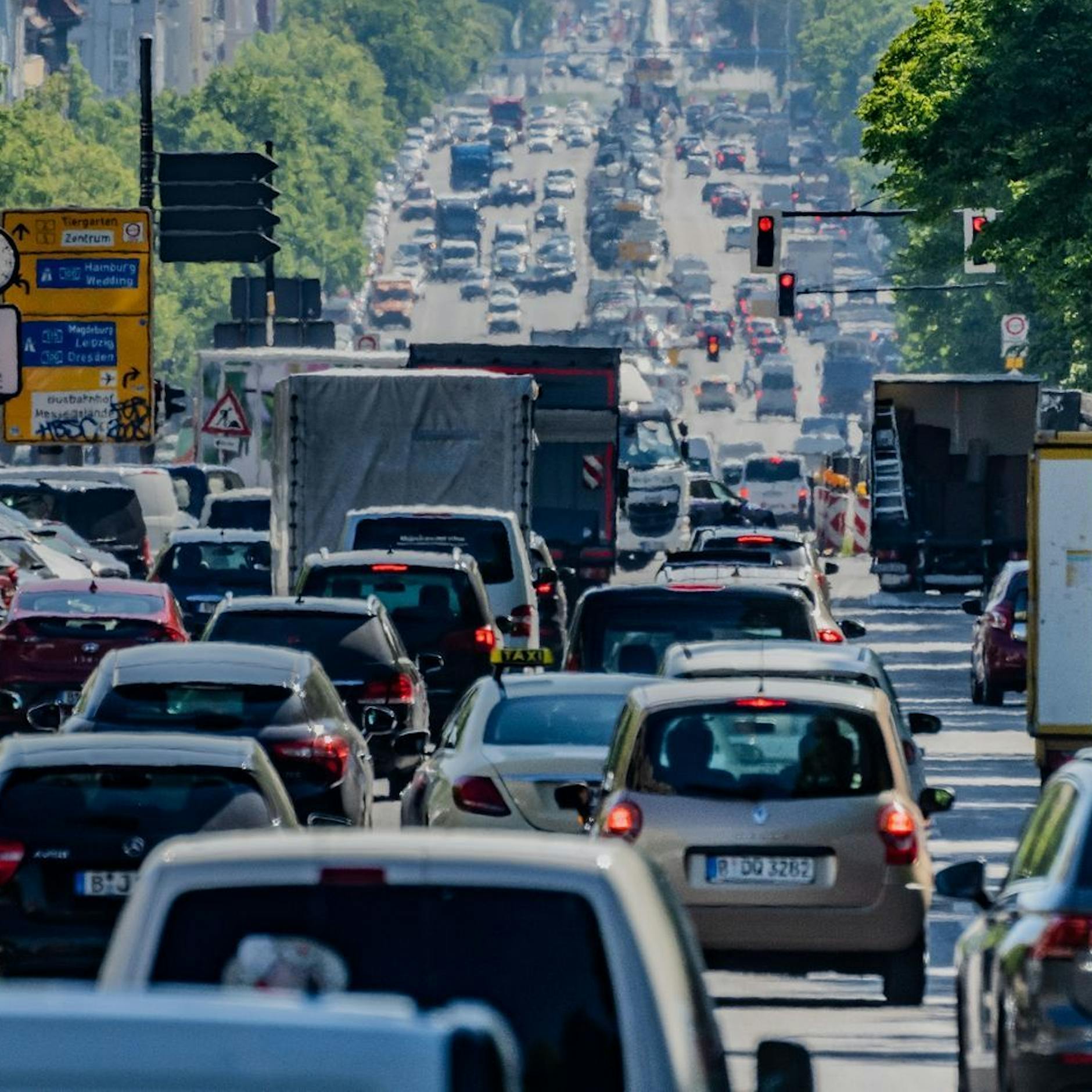 Stau-Wahnsinn und Sperrungen: DAS müssen Autofahrer ab Montag wissen