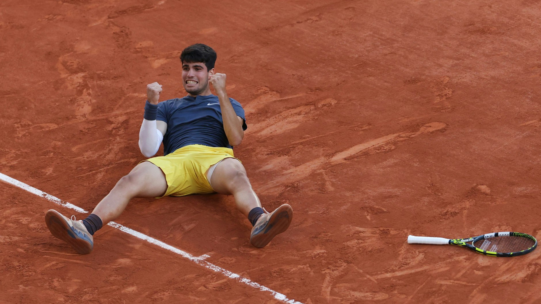 Der Spanier Carlos Alcaraz jubelt nach seinem verwandelte Matchball im Finale der French Open in Paris.