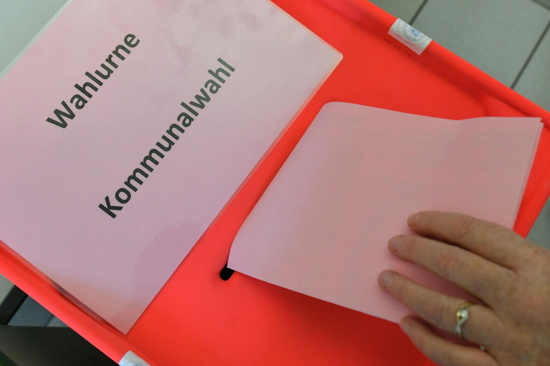 In vier ostdeutschen Bundesländern finden heute Kommunalwahlen statt.