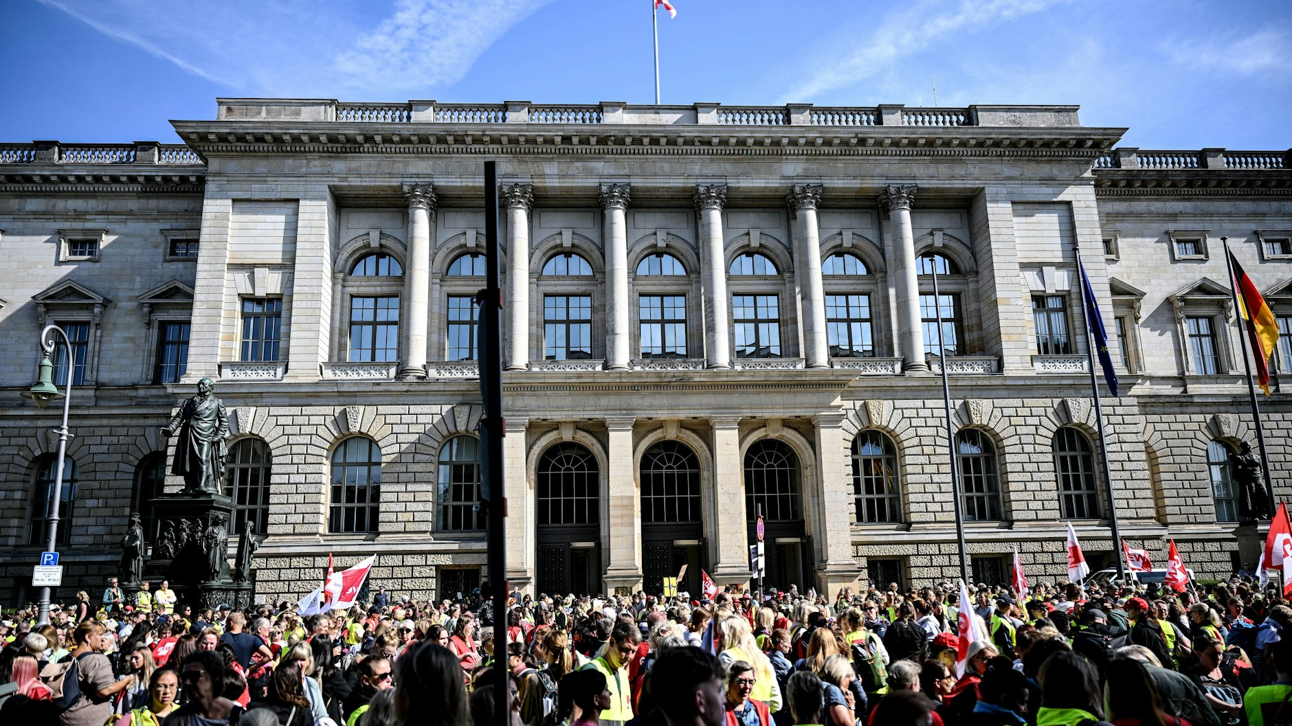 Bereits am Donnerstag streikten rund 2500 Berliner Erzieherinnen und Erzieher vor dem Berliner Abgeordnetenhaus.