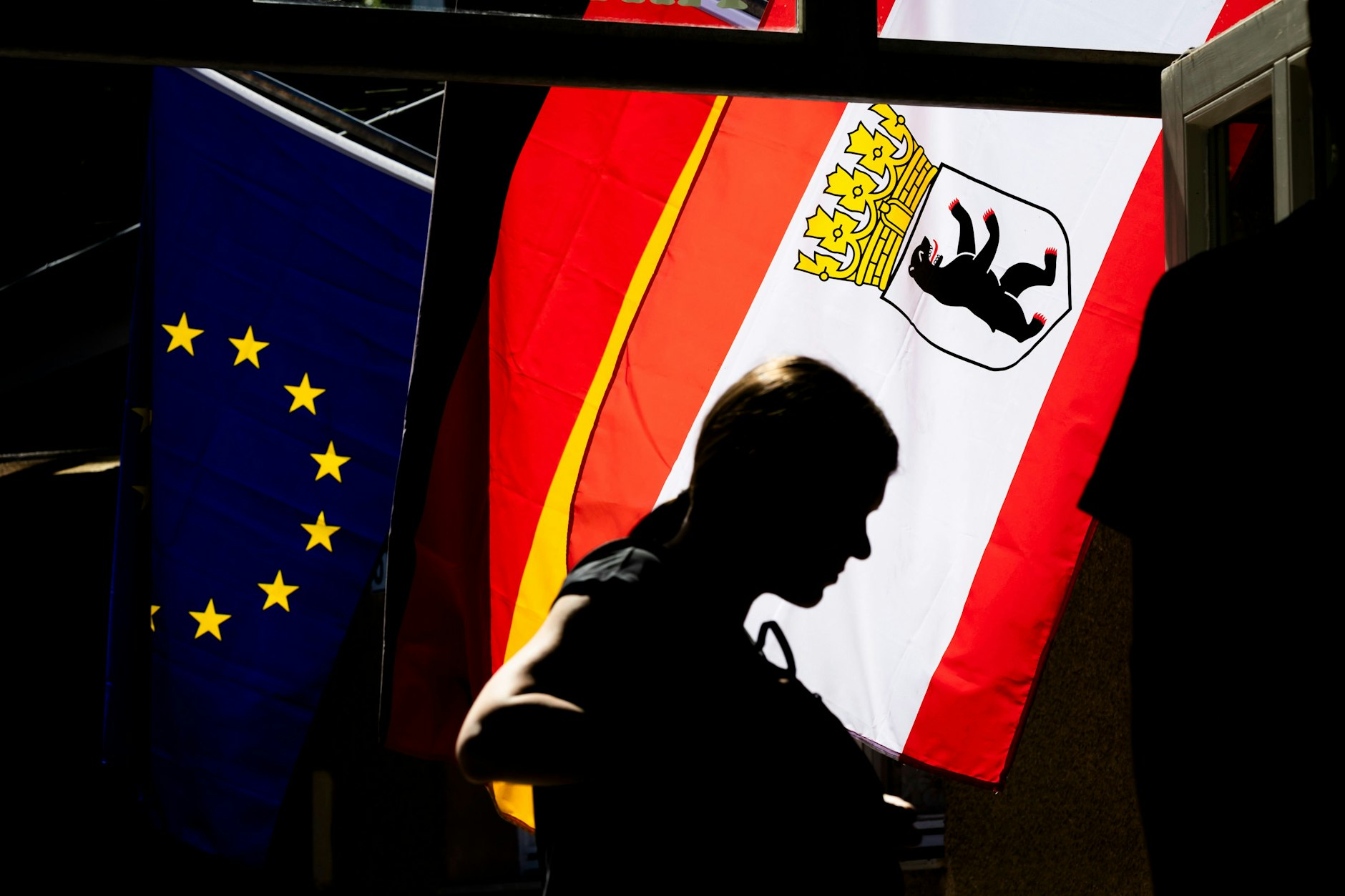 Eine Frau wählt in der Grundschule am Ritterfeld im Spandauer Ortsteil Kladow.