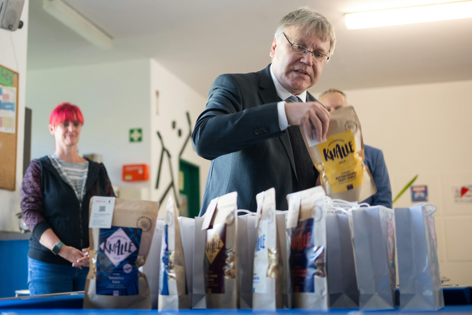 Berlins Landeswahlleiter Stephan Bröchler bringt Wahlhelfern in Lichtenberg Popcorn vorbei.