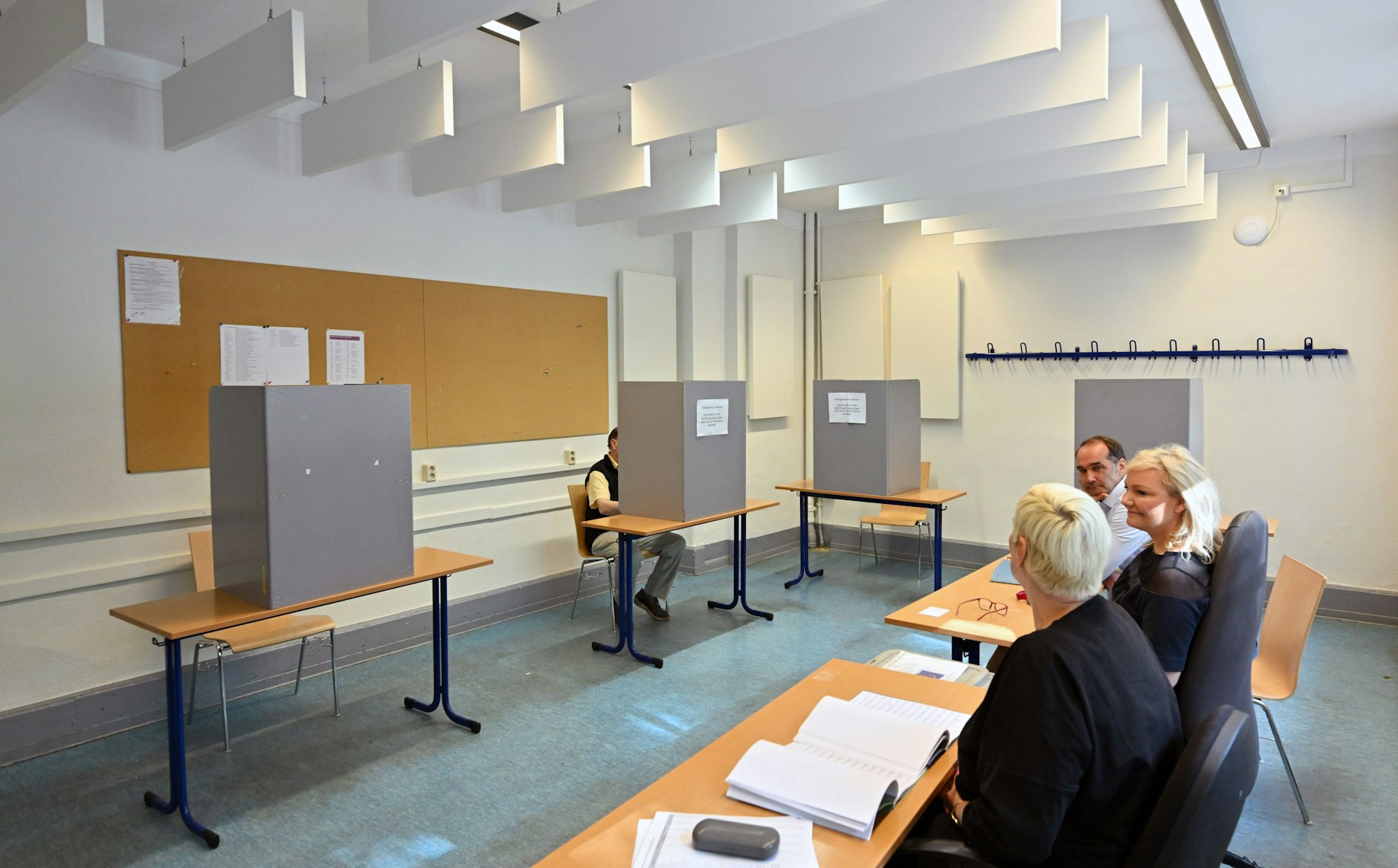 Stimmabgabe bei der Stichwahl und der Europawahl in einem Wahllokal in Erfurt.