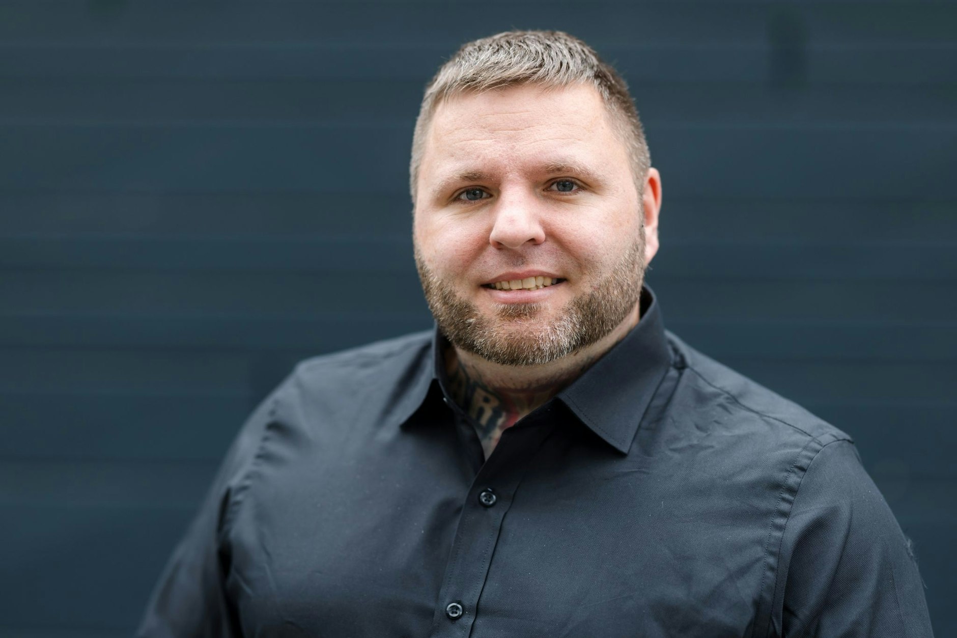 Tommy Frenck wurde bundesweit bekannt, weil er eine Reihe großer Neonazi-Konzerte organisiert hatte, zu denen auch Rechtsextremisten aus anderen europäischen Ländern anreisten.