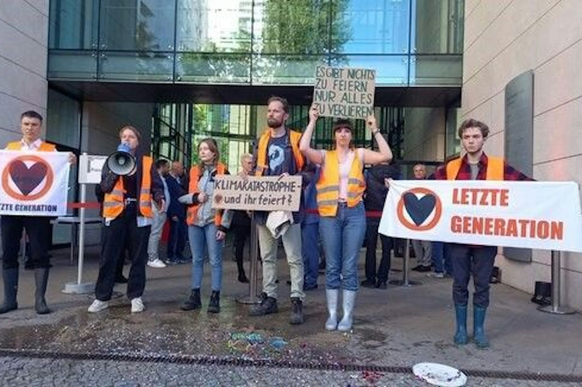 Aktivisten der Letzten Generation vor der SPD-Parteizentrale in Berlin.