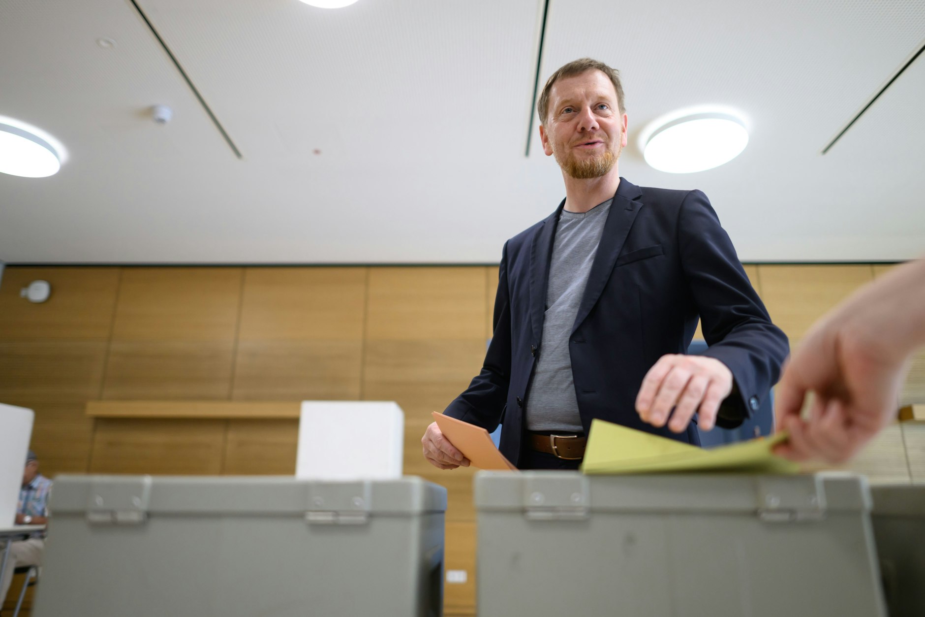 Michael Kretschmer (CDU), Ministerpräsident von Sachsen, gibt in Dresden seine Stimmen ab.