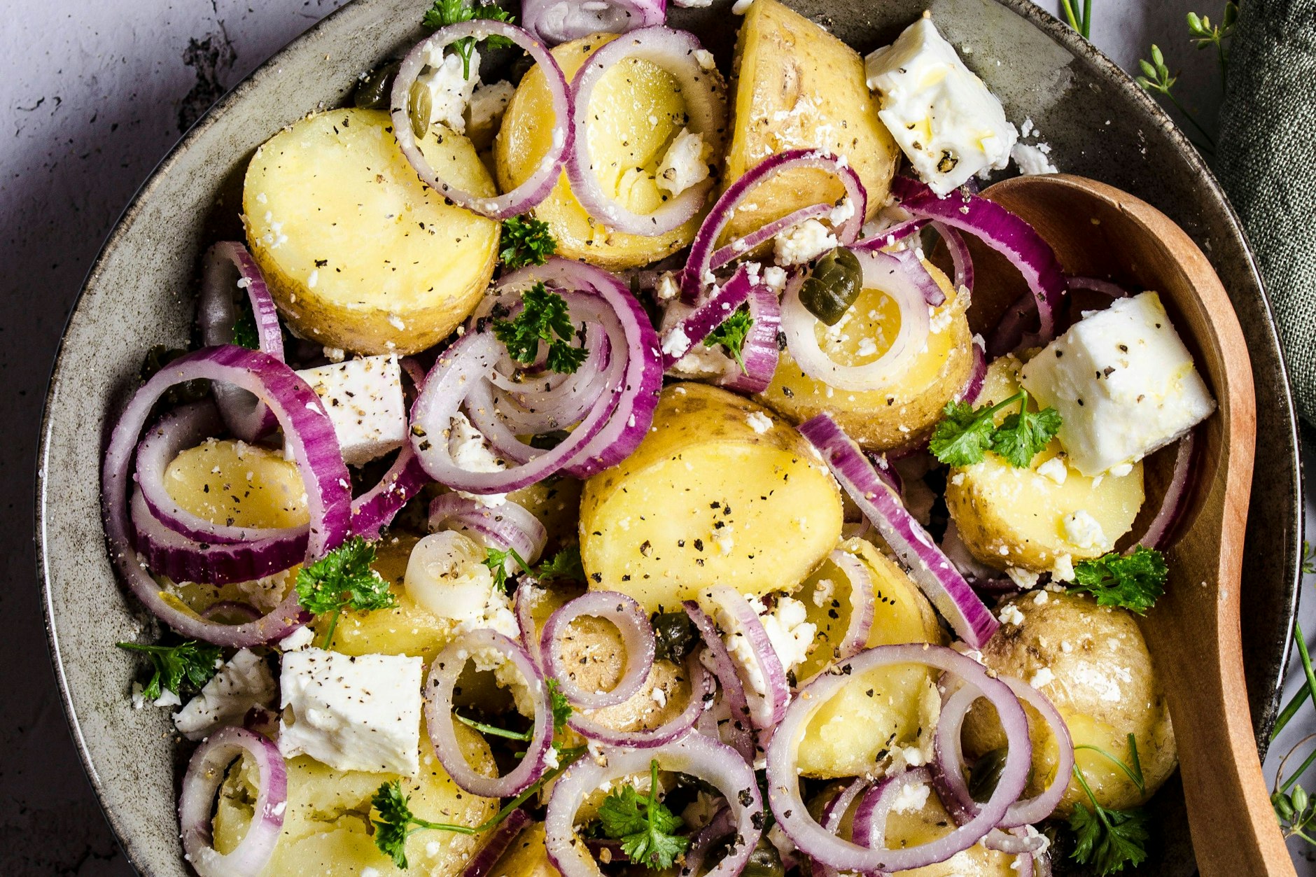 So haben Sie Kartoffelsalat noch nie gegessen! Der Fetakäse macht ihn besonders würzig.