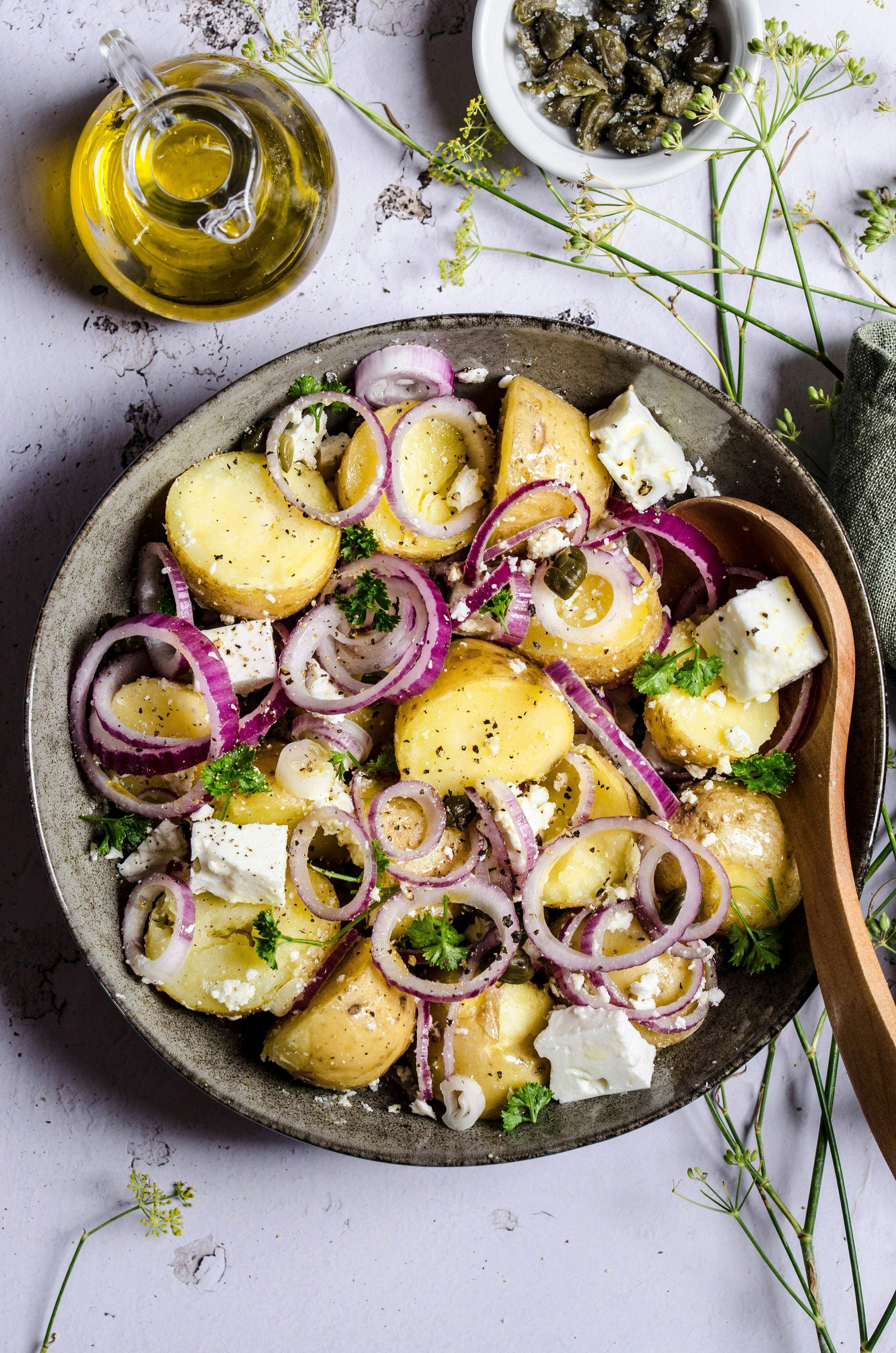 Rezept für griechischen Kartoffelsalat mit Feta und Kapern Rezept für griechischen Kartoffelsalat mit Feta und Kapern