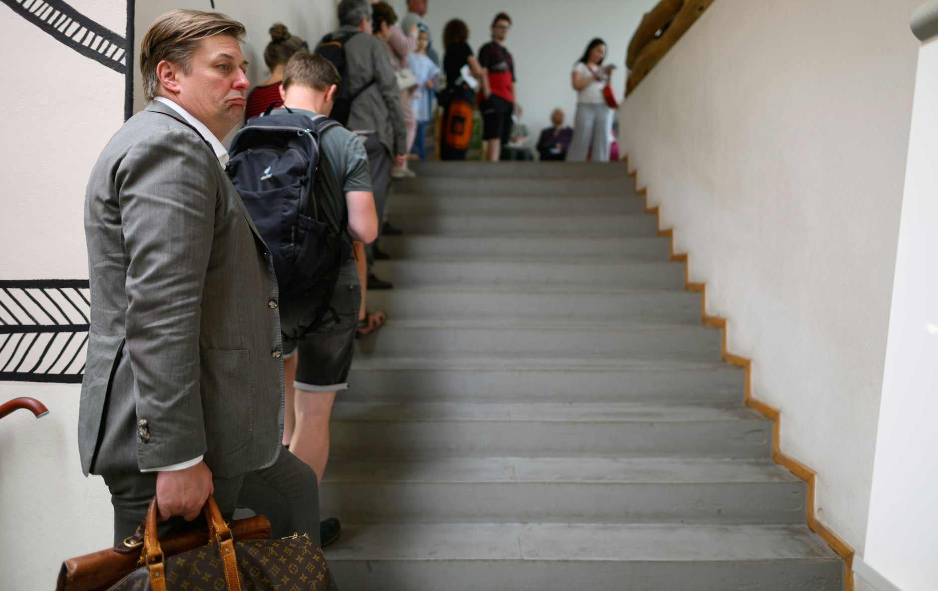 Der AfD Spitzenkandidat Maximilian Krah (l) wartet in einer langen Schlange auf seine Stimmabgabe zu den Europa- und Kommunalwahlen in Sachsen im Wahllokal.