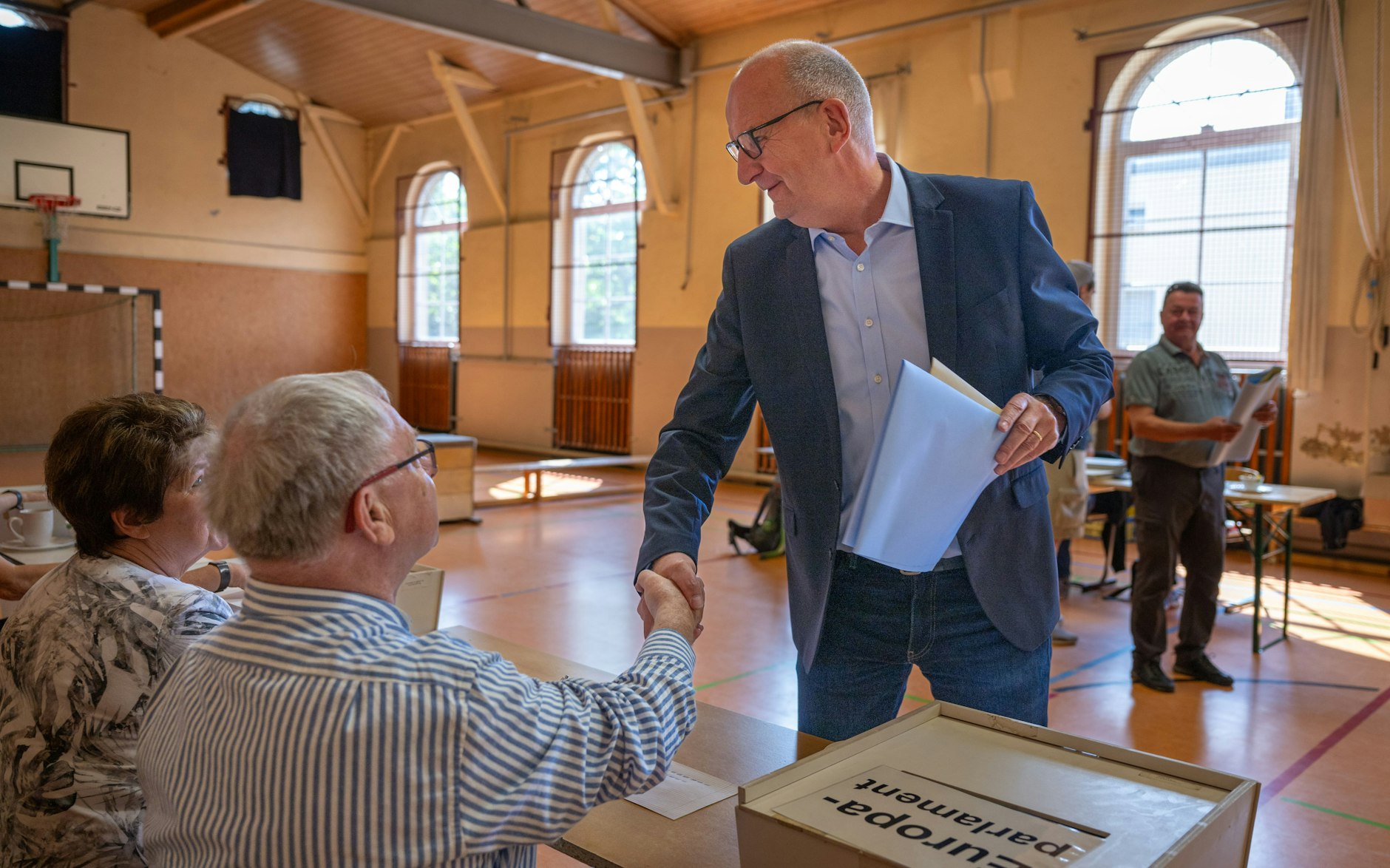 Dietmar Woidke (SPD), Ministerpräsident von Brandenburg, begrüßt bei der Stimmabgabe die Wahlhelfer in einem Wahllokal.