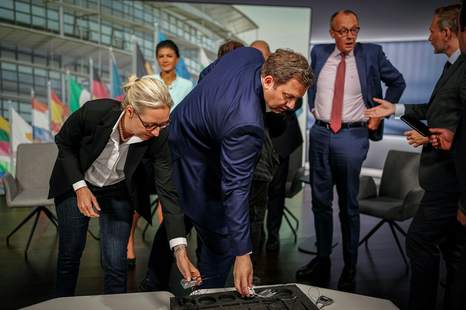 Alice Weidel (l-r), Fraktionsvorsitzende und Parteivorsitzende der AfD, Sahra Wagenknecht, Parteivorsitzende vom Bündnis Sahra Wagenknecht (BSW), Lars Klingbeil, SPD-Bundesvorsitzender, Friedrich Merz, CDU-Bundesvorsitzender und Unionsfraktionsvorsitzender, und Christian Lindner, Bundesminister der Finanzen und FDP-Parteivorsitzender, nehmen an der Elefantenrunde der Parteivorsitzenden im Studio von RTL/NTV nach der Europawahl teil
