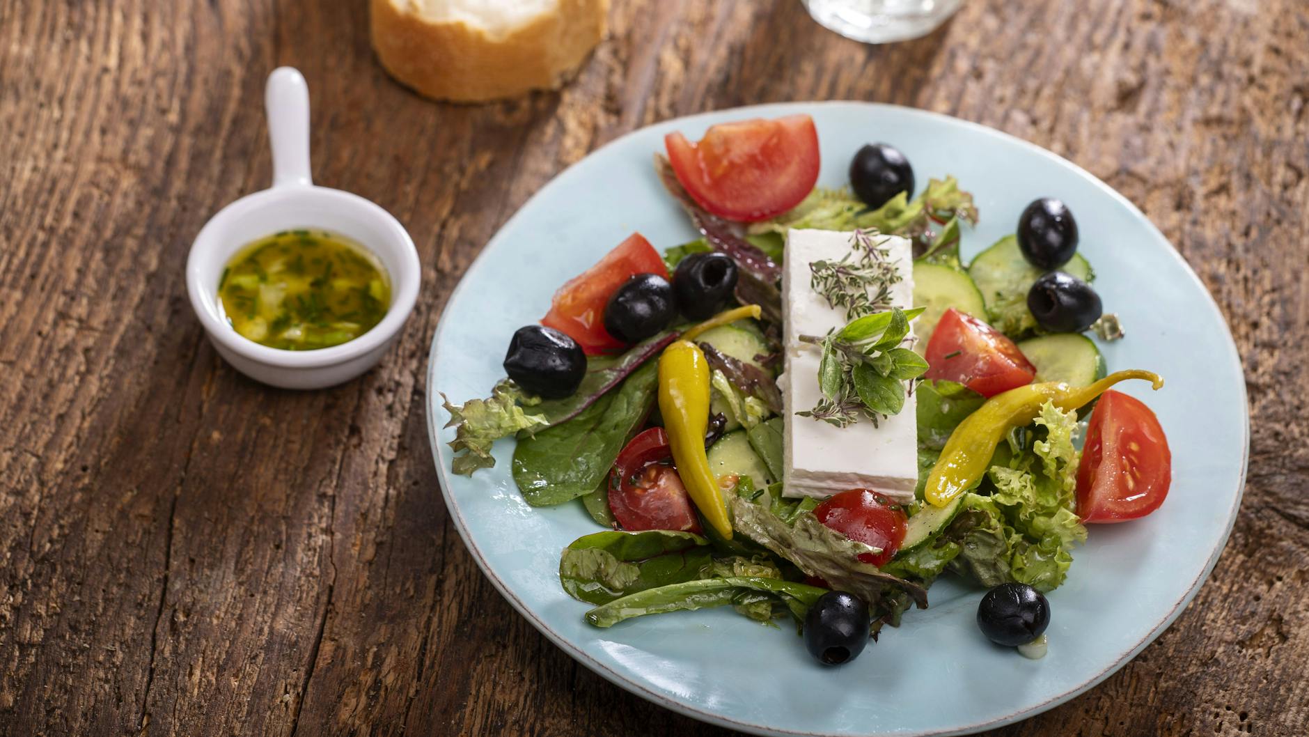 Feta ist ein Klassiker der griechischen Küche und gehört bei jedem Salat dazu.