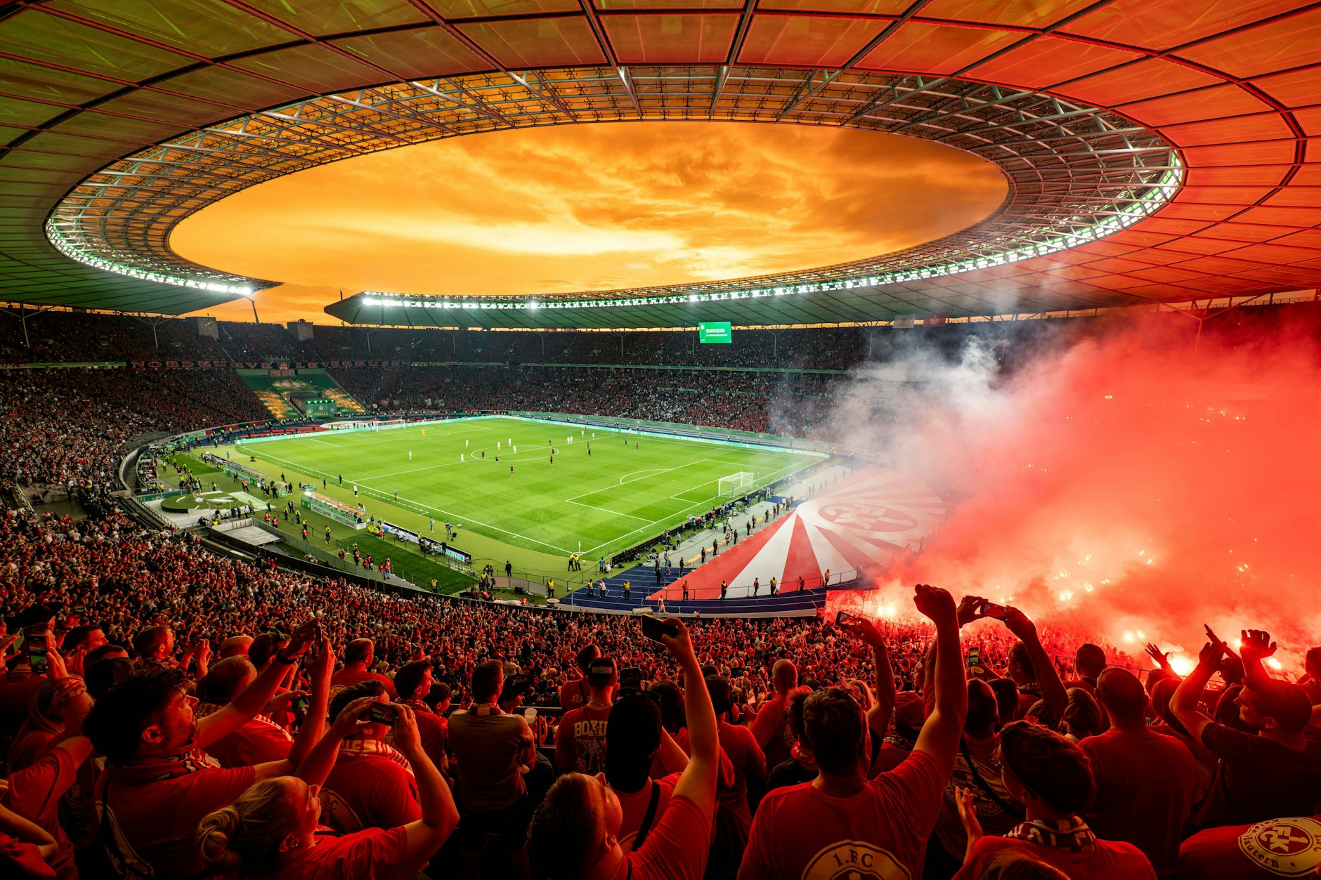 Bengalos und Rauchbomben im Stadion. Die einen mögen es, die anderen nicht. Verboten ist es für alle Fans. Doch die Uefa macht bei sich selbst eine Ausnahme.