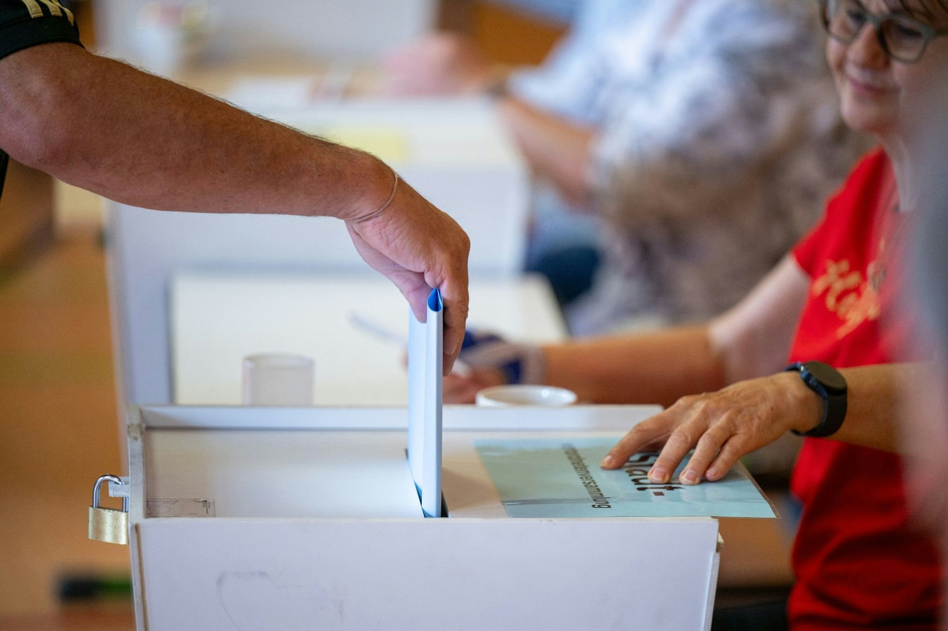 Ein Wahlberechtigter wirft in einem Wahllokal seinen Stimmzettel in eine Wahlurne.