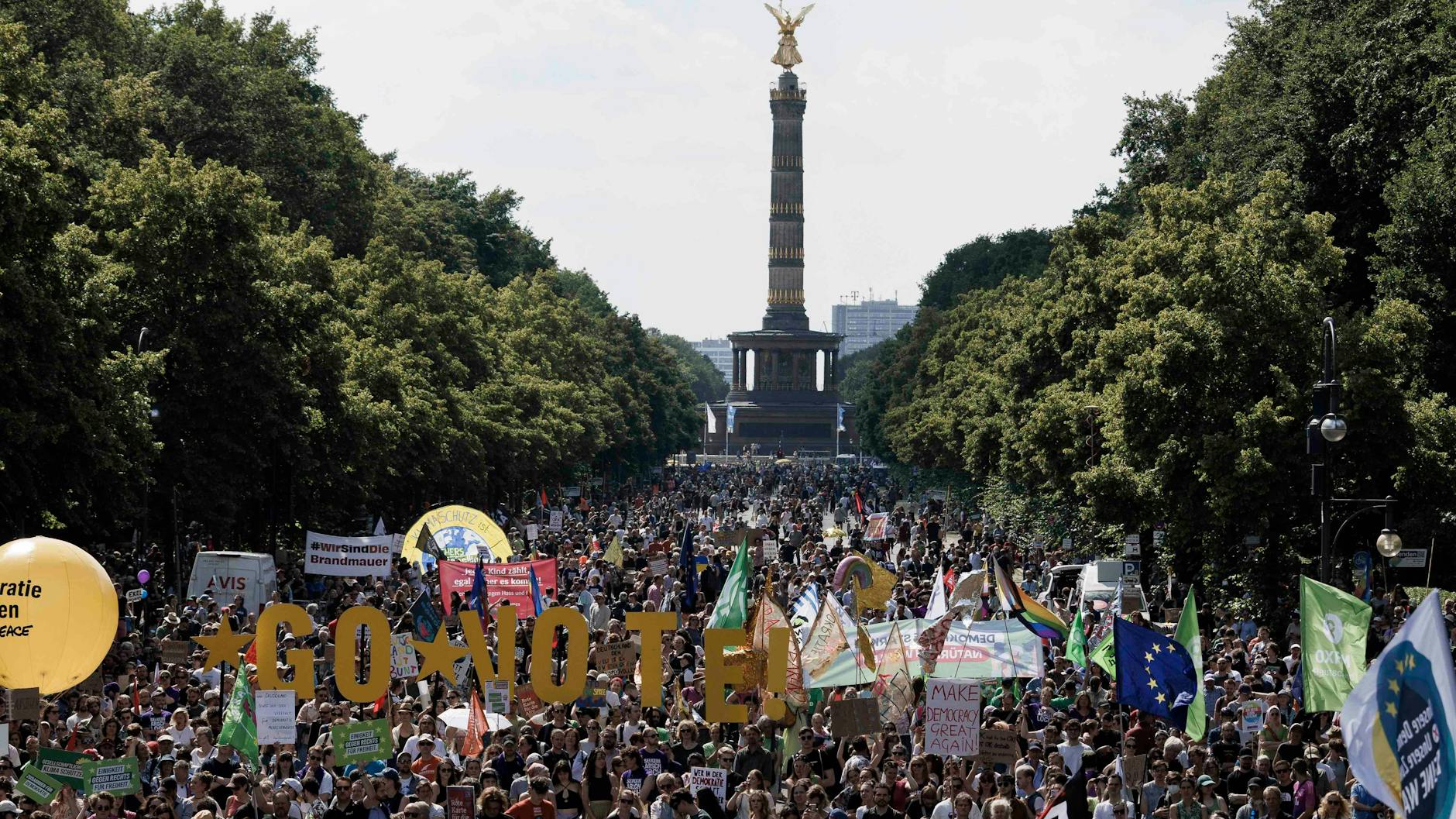 Gestern gingen in Berlin Tausende Menschen gegen Rechtsextremismus und für Europa auf die Straße.