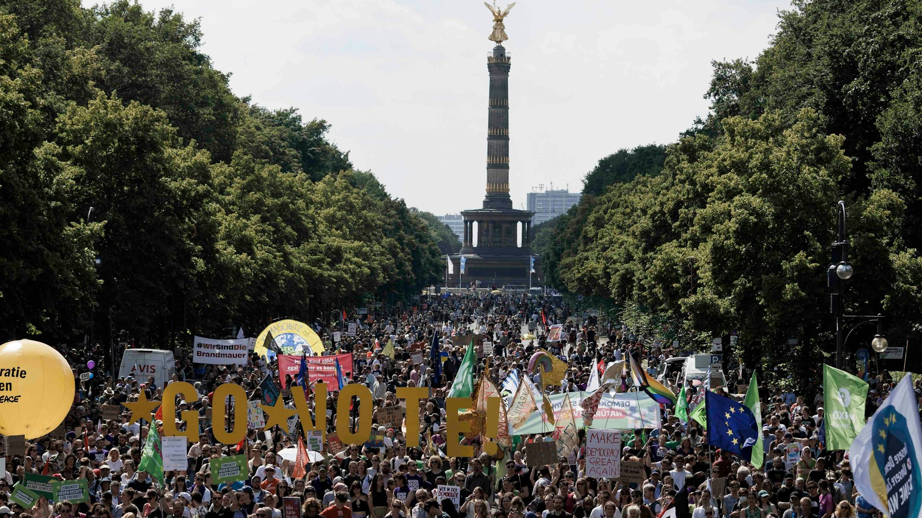 Gestern gingen in Berlin Tausende Menschen gegen Rechtsextremismus und für Europa auf die Straße.