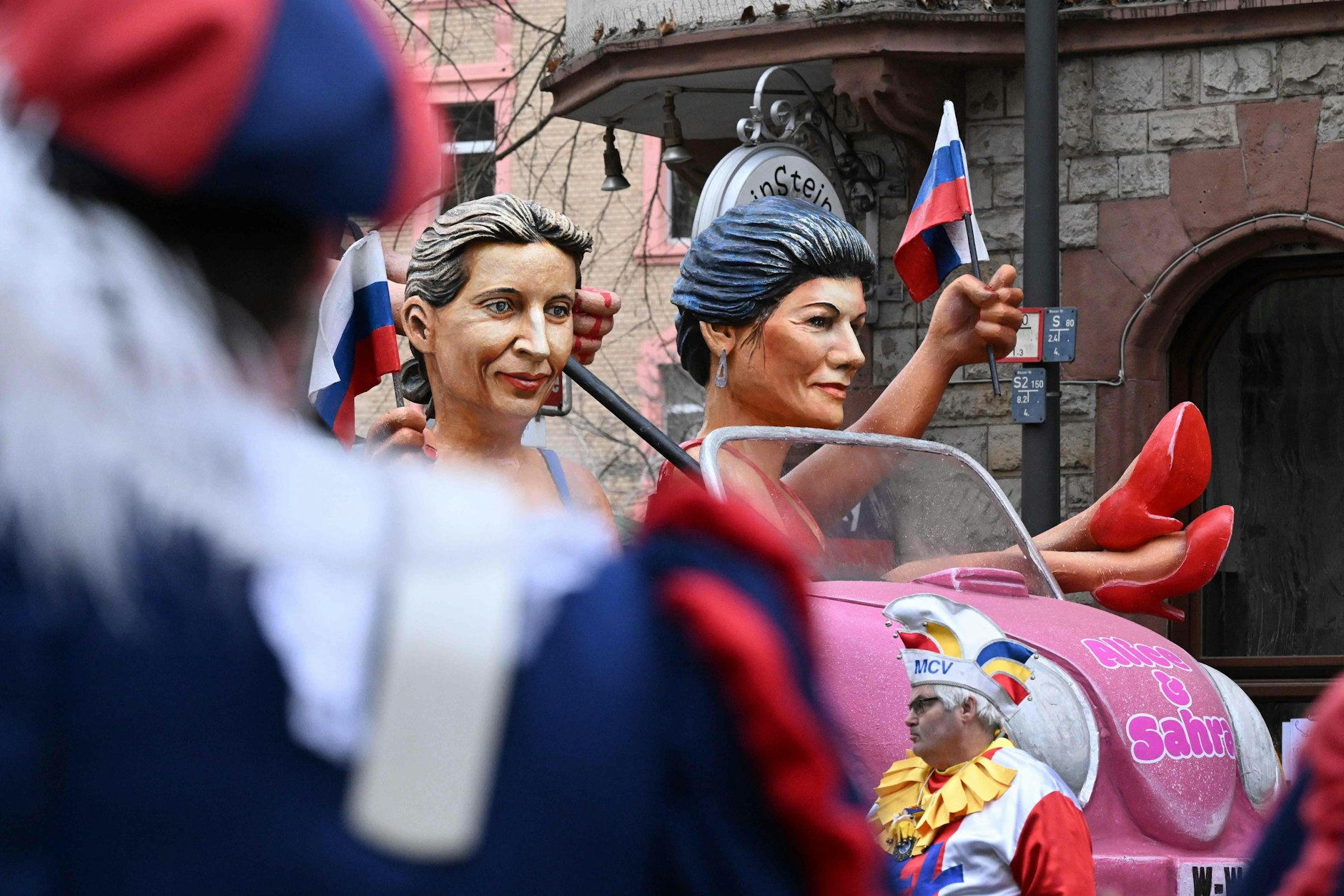 AfD-Chefin Alice Weidel und BSW-Gründerin Sahra Wagenknecht als Pappfiguren auf einem Wagen beim Rosenmontagsumzug in Mainz