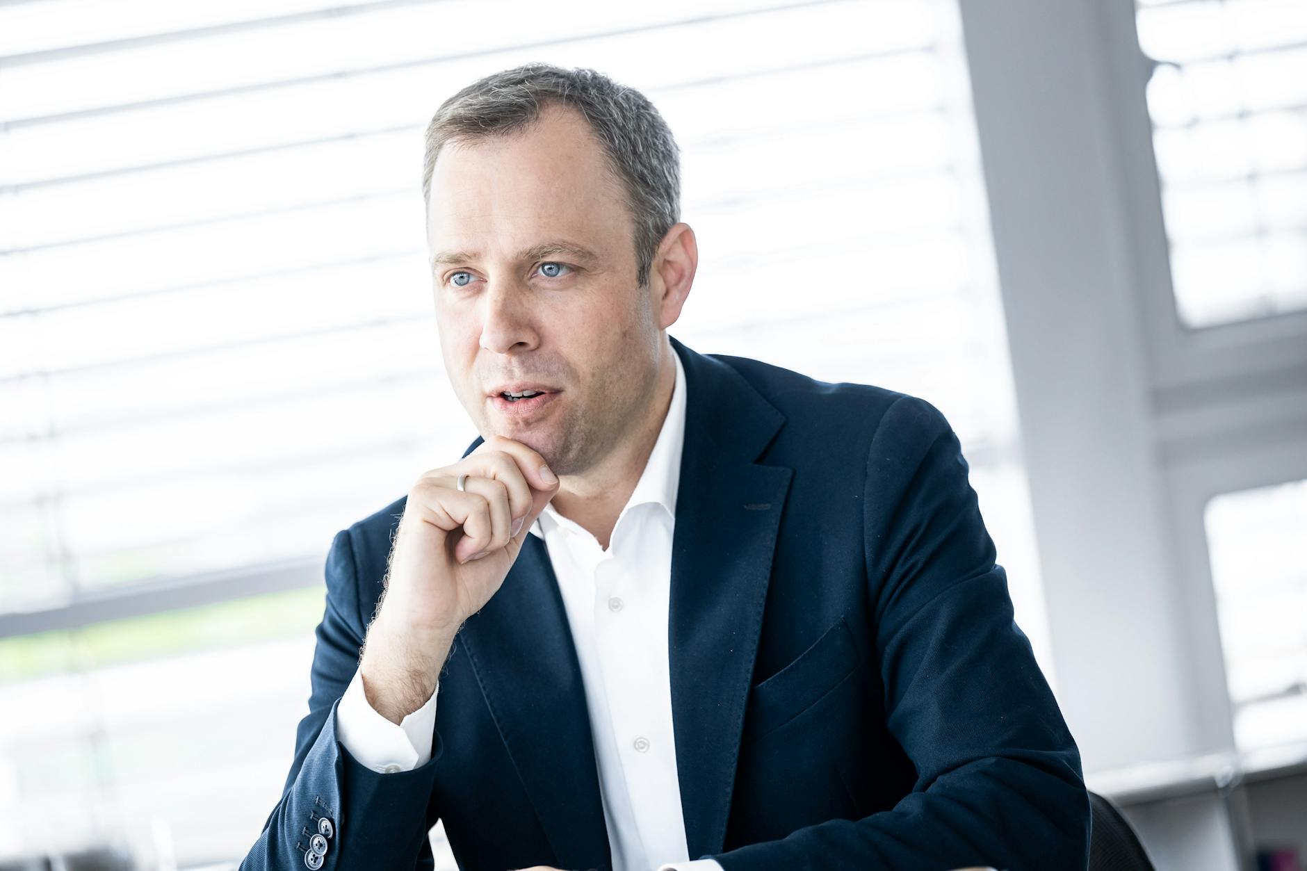 Mario Czaja gesteht Fehler zur damaligen Flüchltingspolitik ein.