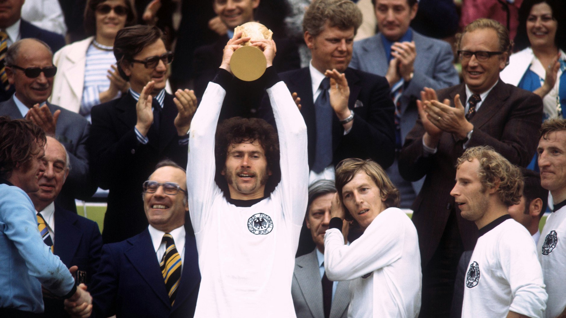 Paul Breitner mit dem WM-Pokal 1974