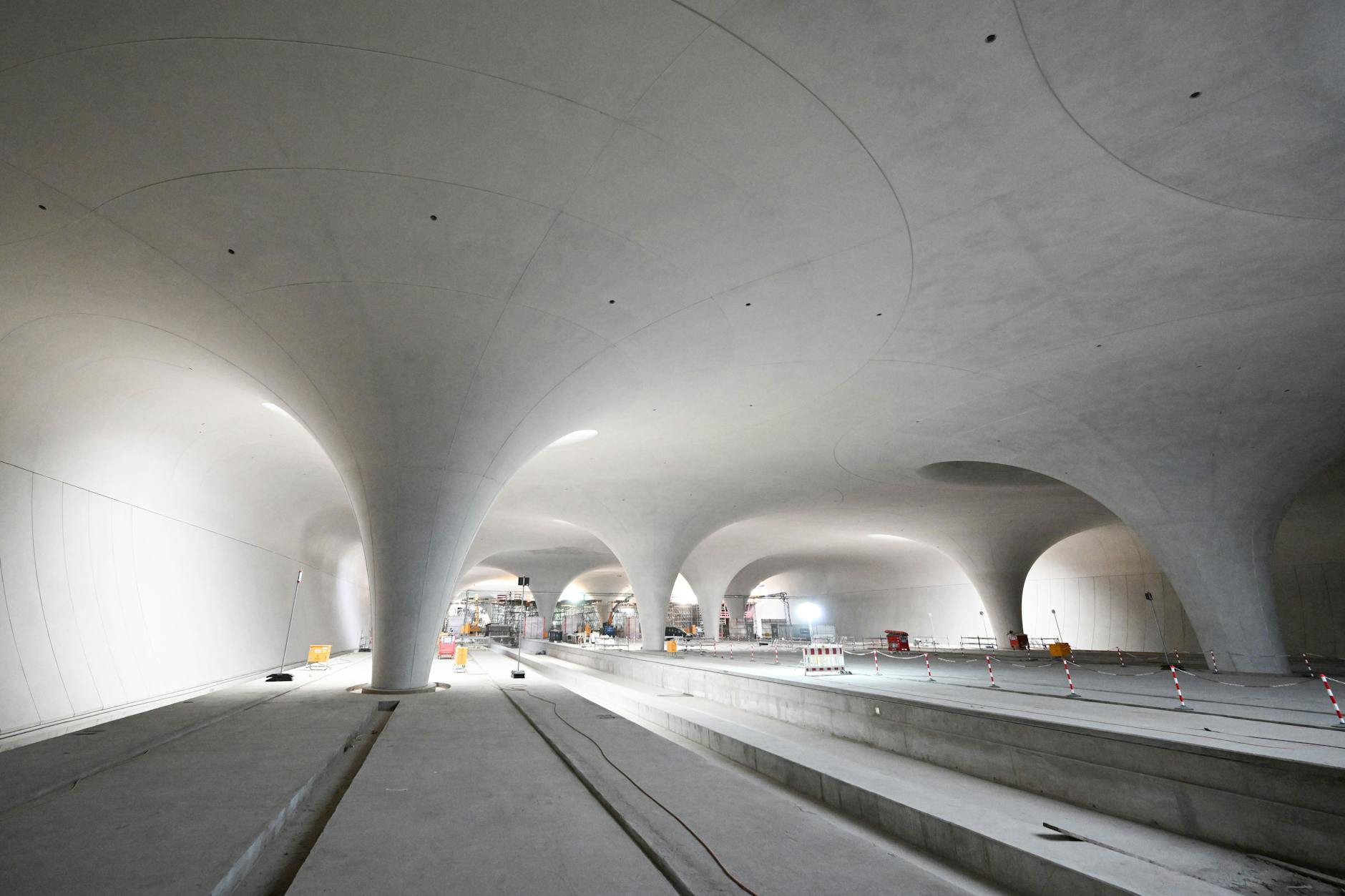 Auf der Baustelle des milliardenschweren Bahnprojekts Stuttgart 21 ist im Januar 2024 der Rohbau des Tiefbahnhofs weitgehend fertig.