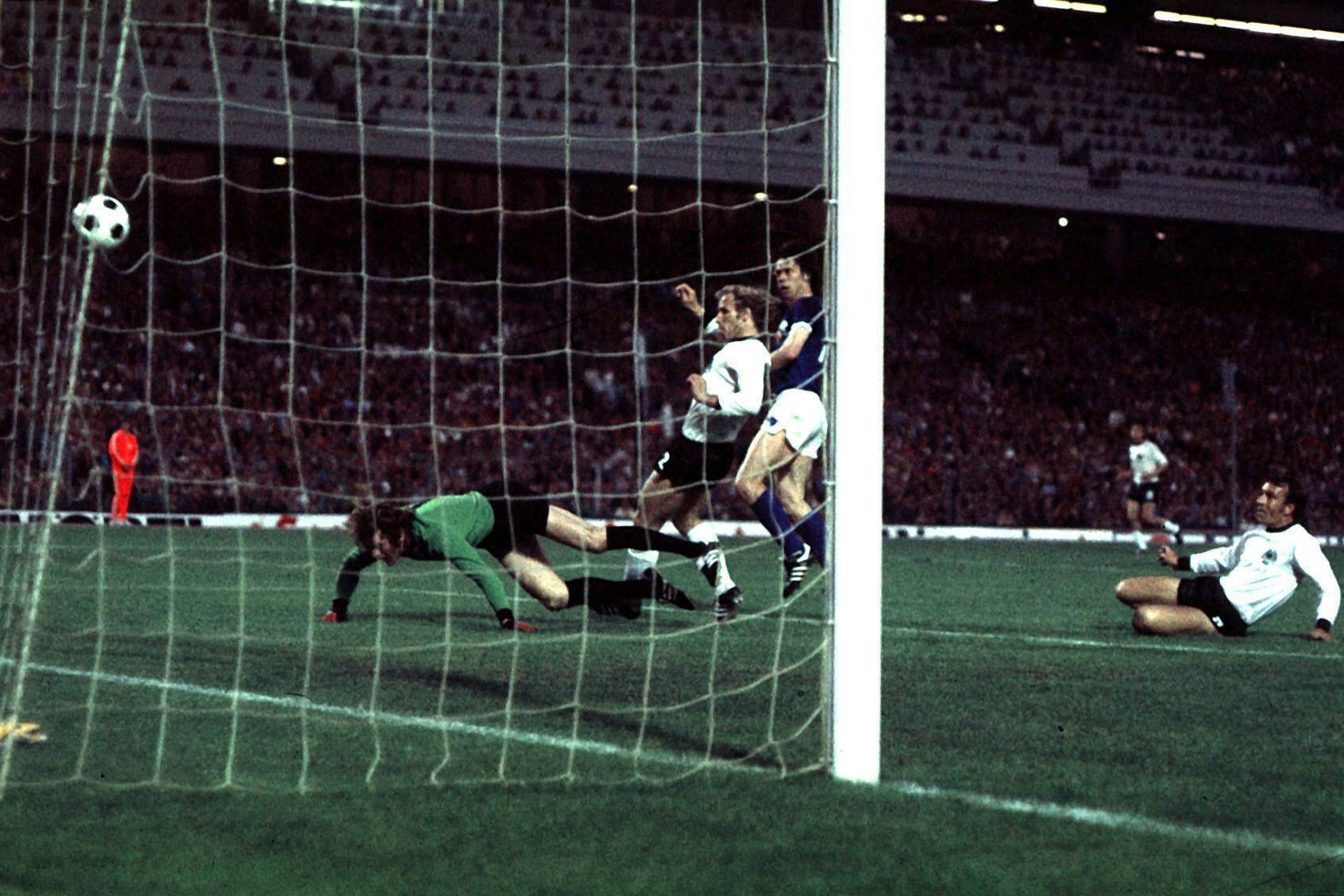 Das legendäre 1:0 der DDR gegen die BRD bei der Fußball-WM 1974: Jürgen Sparwasser bekommt den Ball und bringt ihn ins Tor. Torwart Sepp Maier hat keine Chance.