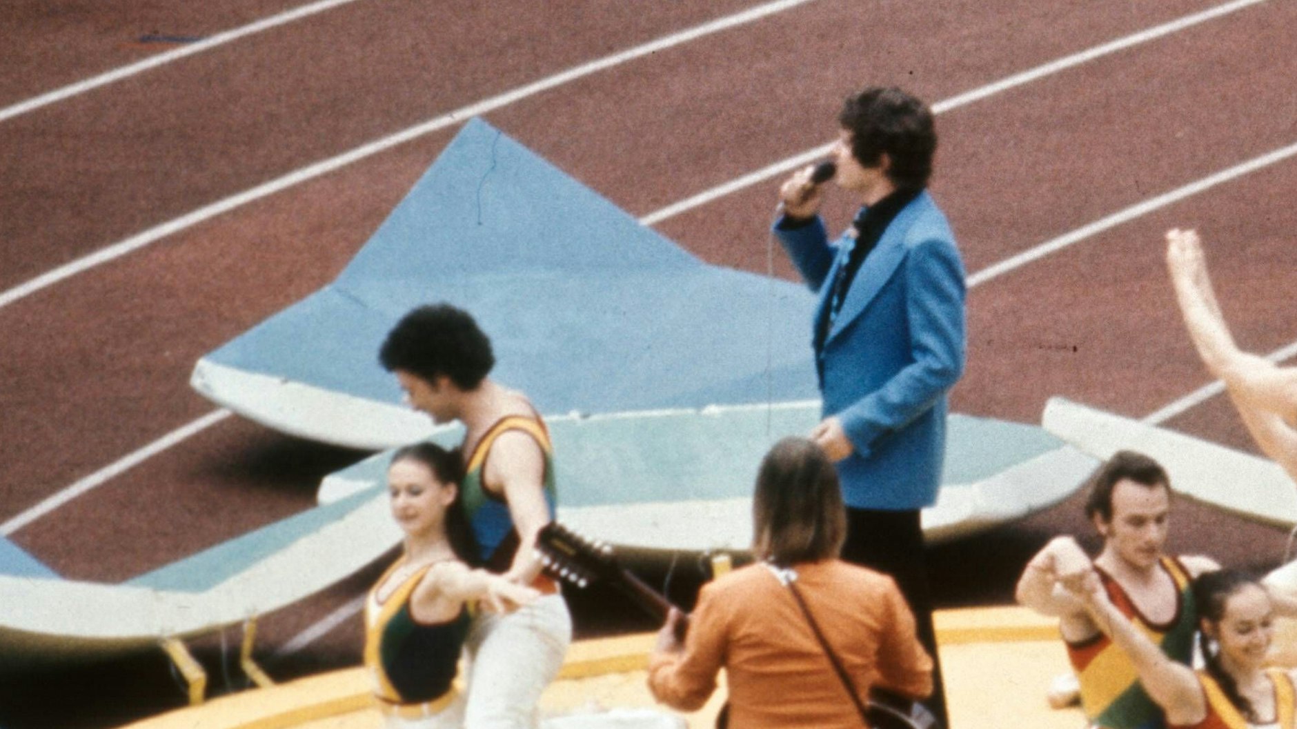 Frank Schöbel singt sein Fußball-Lied bei der Eröffnungsfeier der WM 1974 im Frankfurter Waldstadion.