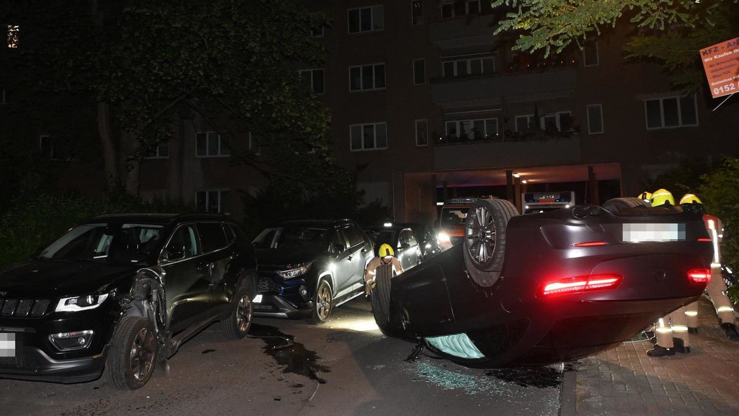 Unsanft auf dem Dach landete dieser Mercedes in der Damarastraße.