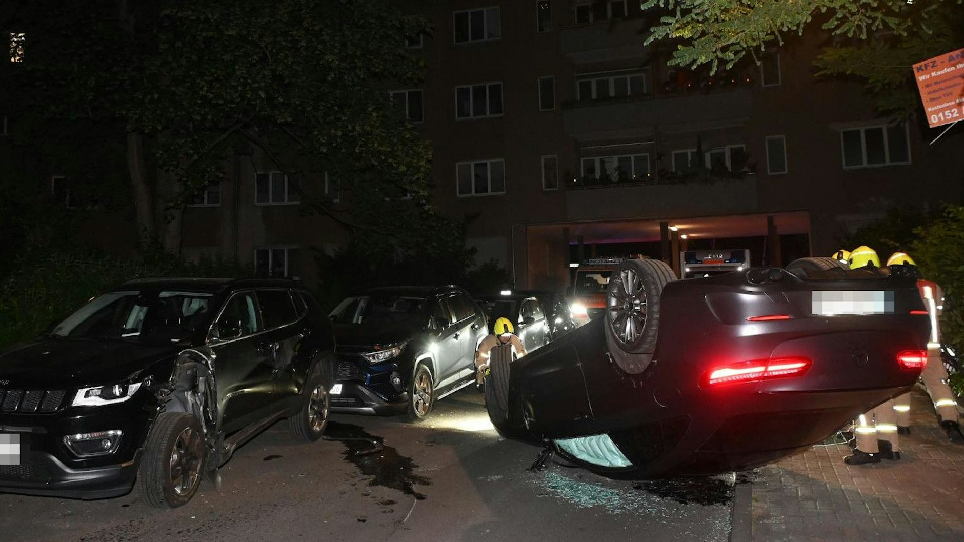 Unsanft auf dem Dach landete dieser Mercedes in der Damarastraße.