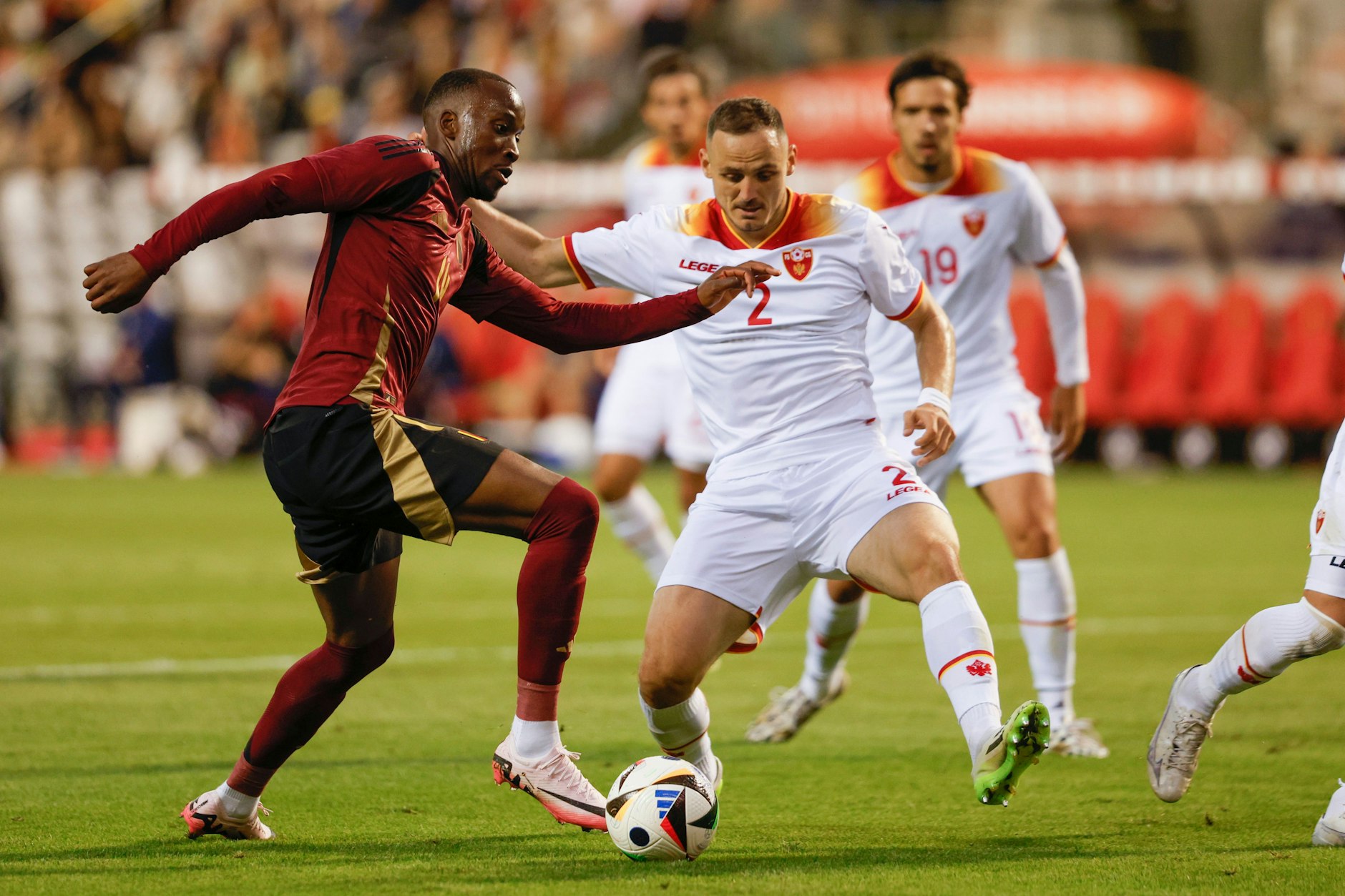 Dodi Lukébakio (l.) steht mit der belgischen Nationalmannschaft bei der EM in Deutschland vor dem bisherigen Höhepunkt seiner Karriere.
