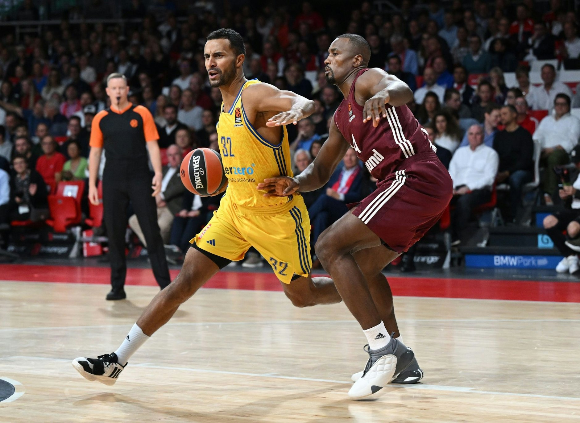 ARCHIV - Der FC Bayern München um Ex-NBA-Star Serge Ibaka (r) trifft auf Johannes Thiemann und Alba Berlin.  