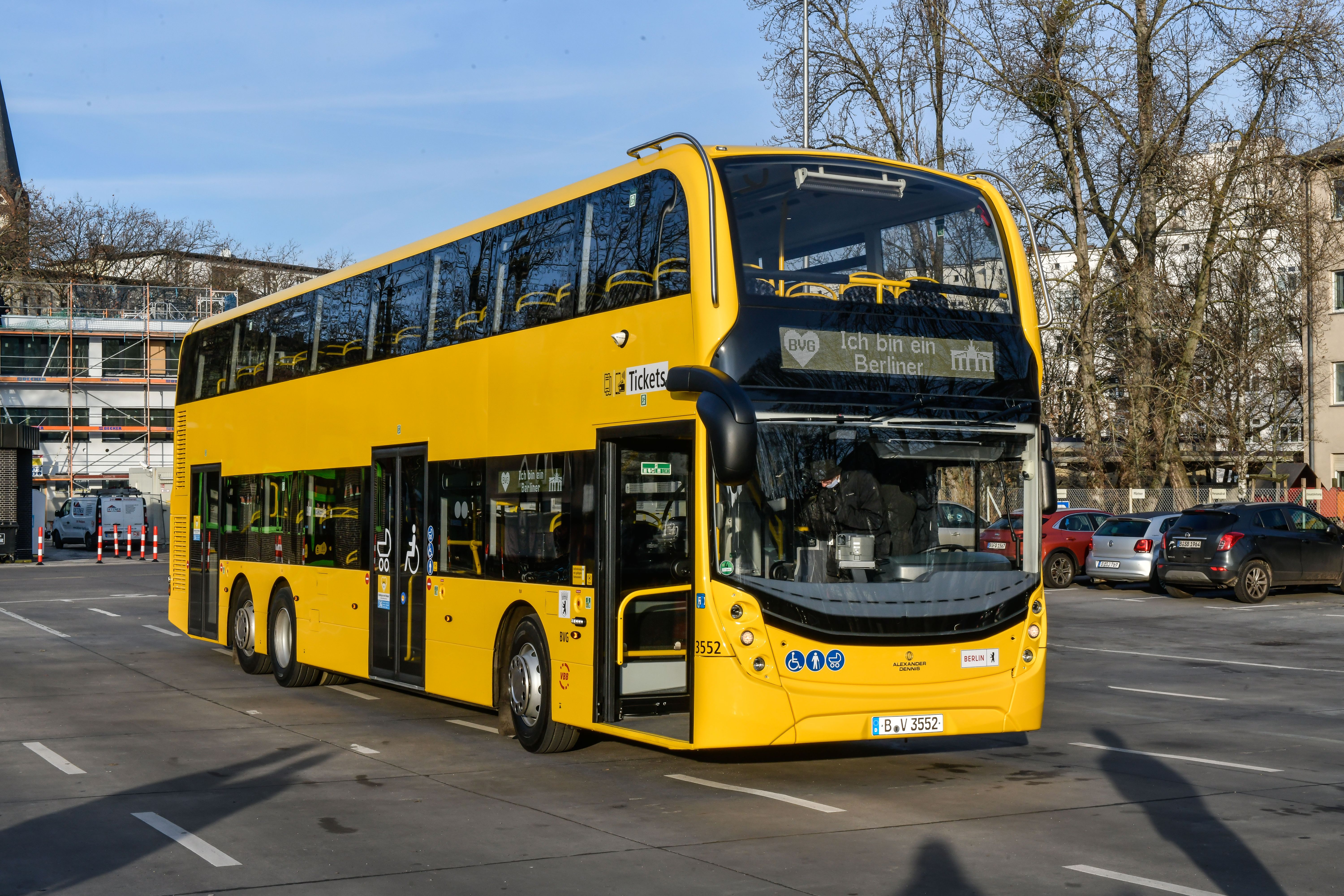 Demokratiemobil: Umgebauter BVG-Doppeldeckerbus bringt politische Bildung zu Jugendlichen