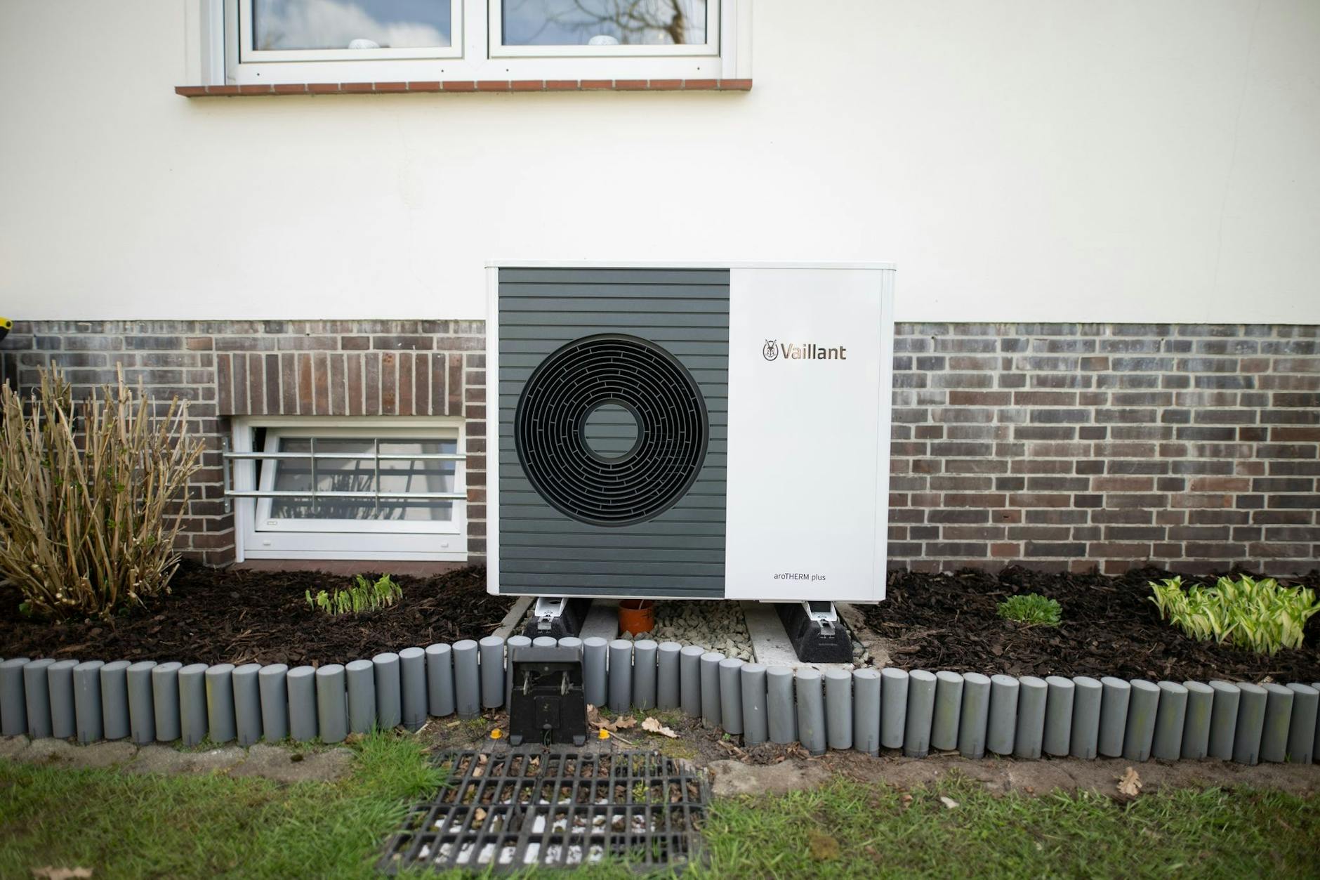 ARCHIV - Die Wärmepumpe soll eine Schlüsselrolle spielen bei der «Wärmewende». Doch der Verkauf läuft anders als erwartet.