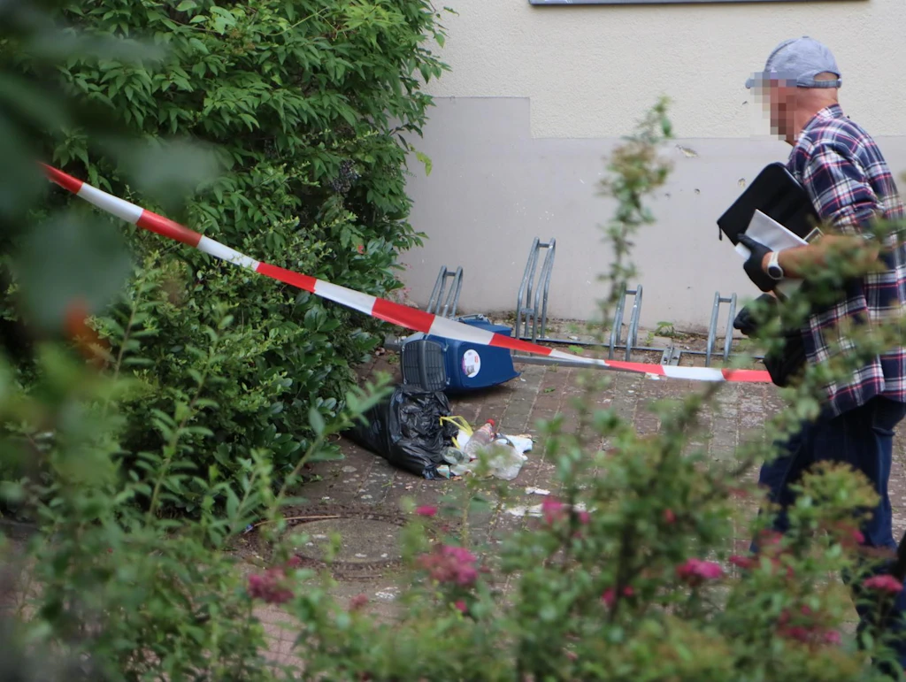 Unfassbare Tat: Kleinkind in Katzen-Box gesperrt und aus dem dritten Stock geworfen!