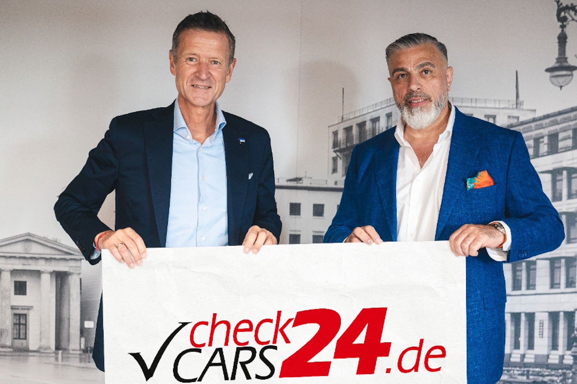 Hertha-Geschäftsführer Thomas Herrich (l.) und Ilhan Erikli, Gründer und Gesellschafter der CheckCars24 GmbH, beschließen die Zusammenarbeit.