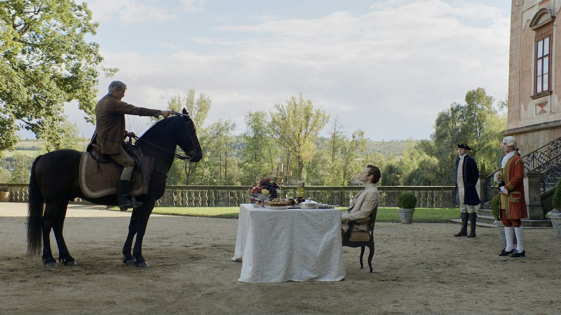 HANDOUT - Mit unerschütterlicher Entschlossenheit stellt sich Ludvig Kahlen (Mads Mikkelsen) dem machthungrigen Gutsherr Frederik De Schinkel (Simon Bennebjerg).  