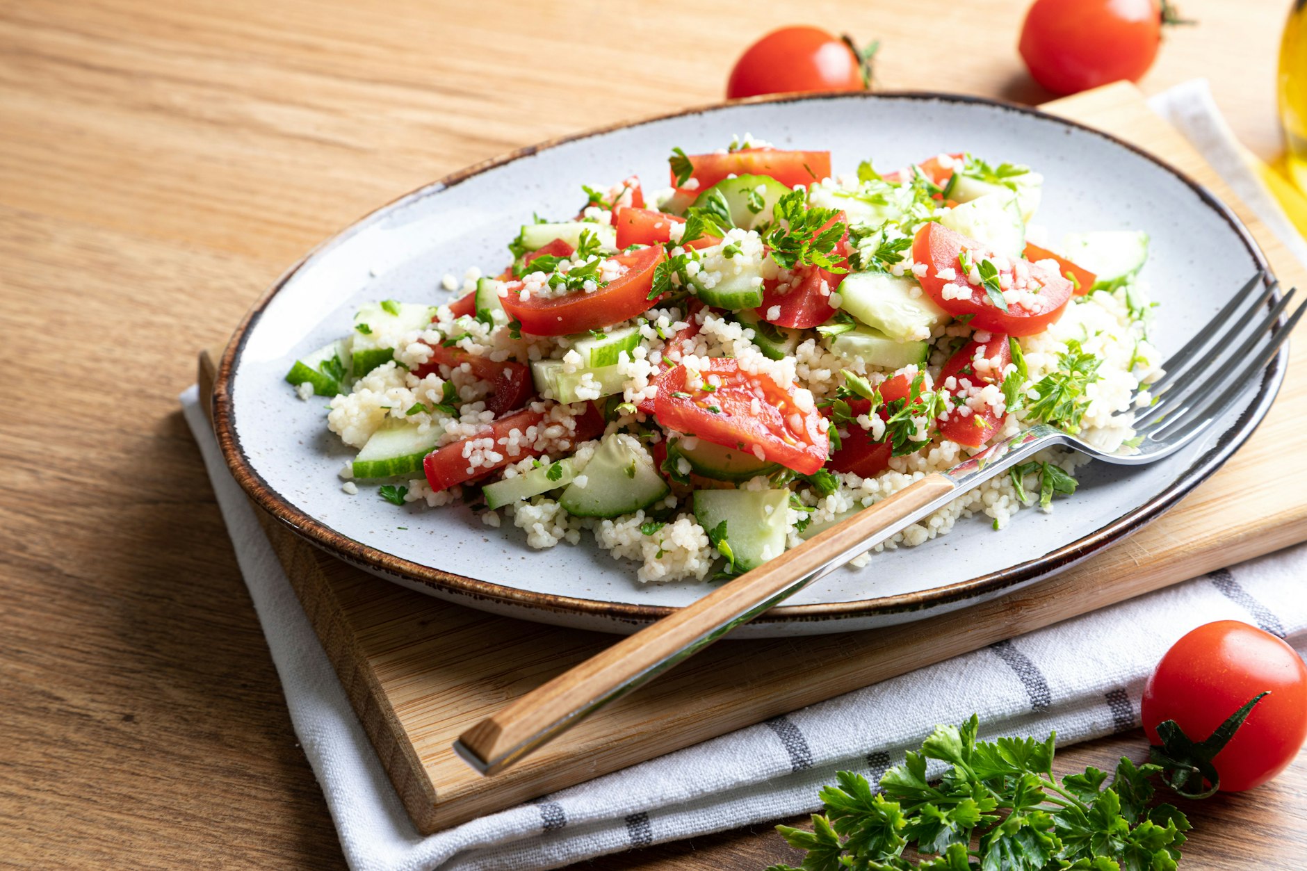 Das Rezept für Couscous-Salat mit Tomaten und Feta ist leicht und lecker.