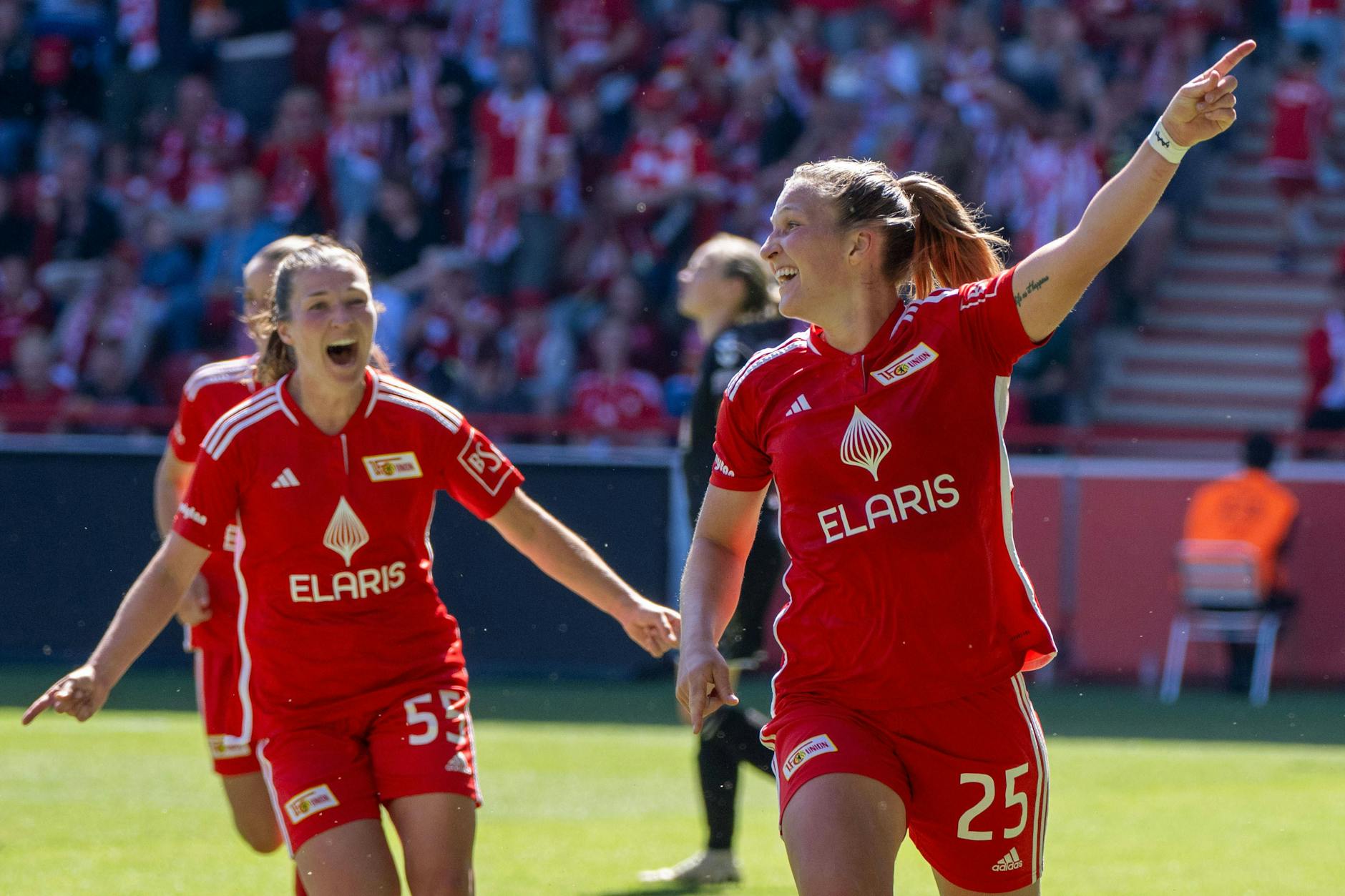 Dina Orschmann (r.) feiert „völlig losgelöst“ mit ihrer Zwillingsschwester Katja ihren Treffer zum 7:0 gegen den SV Henstedt-Ulzburg.