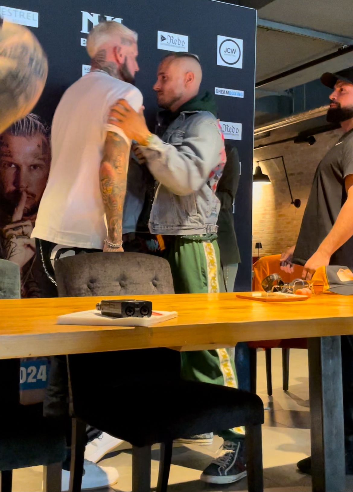 Image - Pressekonferenz eskaliert: Eric Sindermann geht auf Jörg Hansen los!