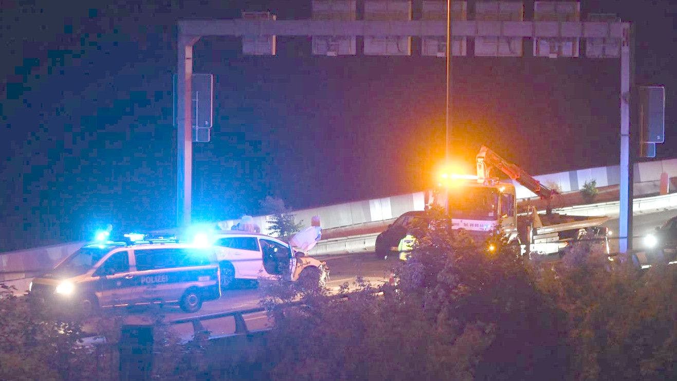 Bergung des schwer beschädigten Toyota auf der A100.