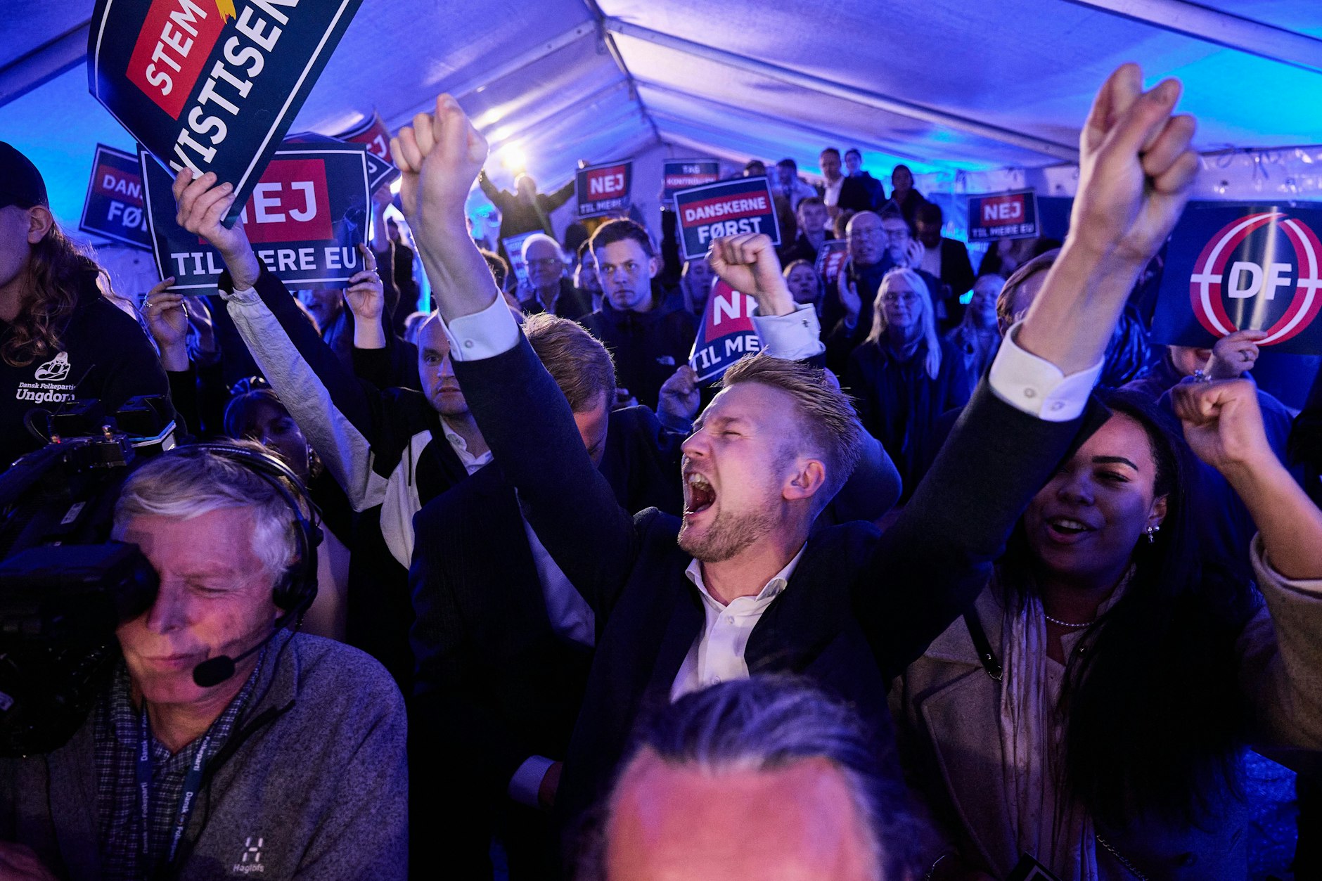 Der Europaabgeordnete Peter Kofod jubelt nach Schließung der Wahllokale während einer Wahlparty in der Zentrale der Dänischen Volkspartei in Ejstrupholm.&nbsp;