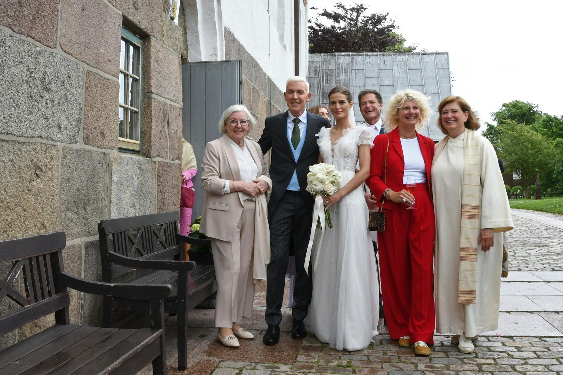 H. P. Baxxter mit Ehefrau Sara, seiner Mutter Ellen Geerdes (l.), seiner Schwester Britt Maxime (2.v.r.), der Sylter Pastorin Susanne Zingel (r.) und seinem Trauzeugen Harry Kruckes (h.)