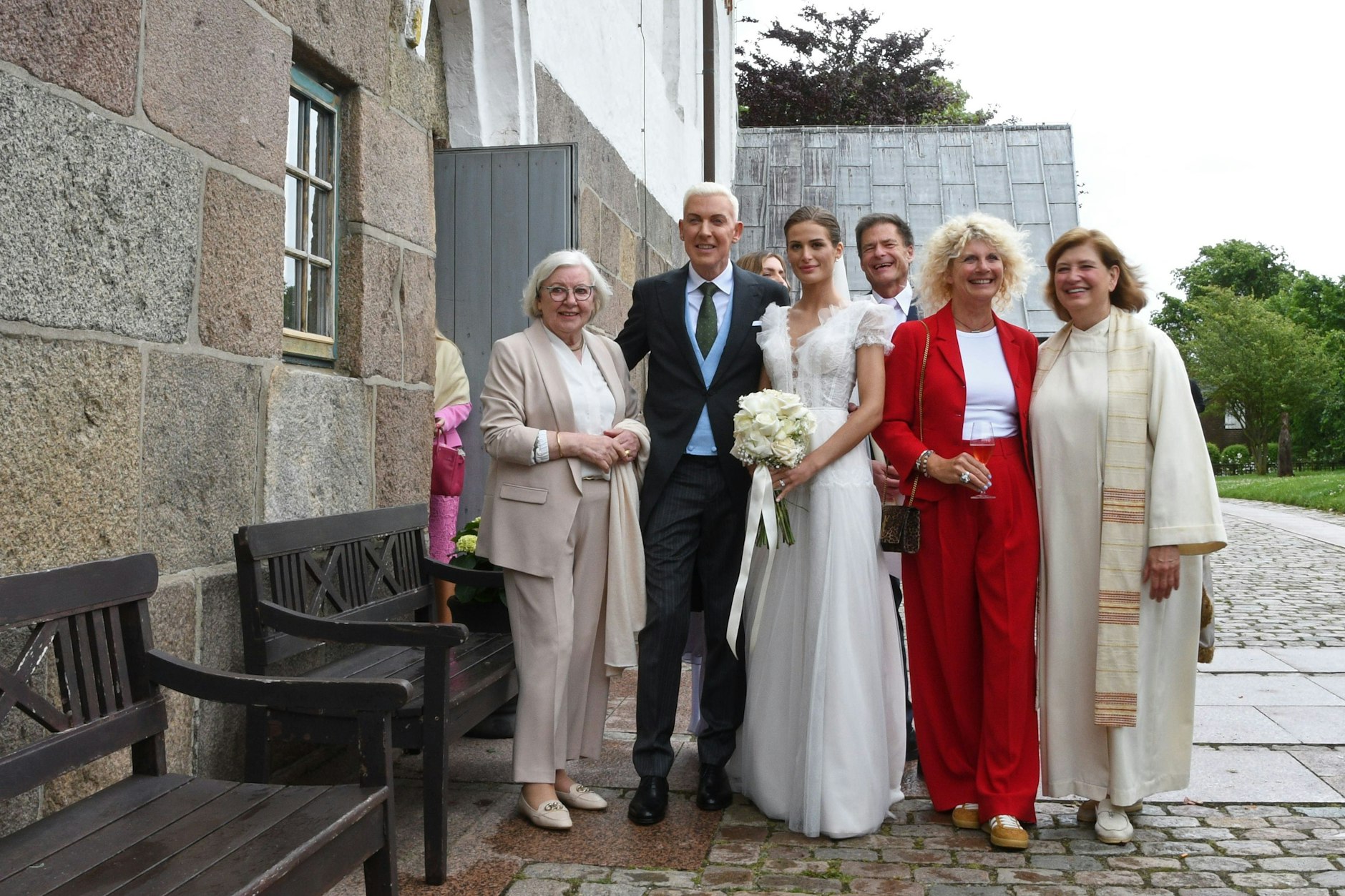 H. P. Baxxter mit Ehefrau Sara, seiner Mutter Ellen Geerdes (l.), seiner Schwester Britt Maxime (2.v.r.), der Sylter Pastorin Susanne Zingel (r.) und seinem Trauzeugen Harry Kruckes (h.)