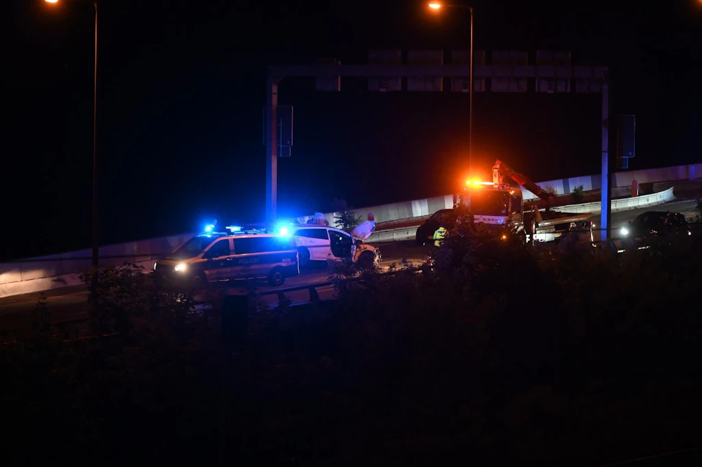 A100: Autofahrerin kracht gegen Leitplanke – Fahrbahn zeitweise gesperrt