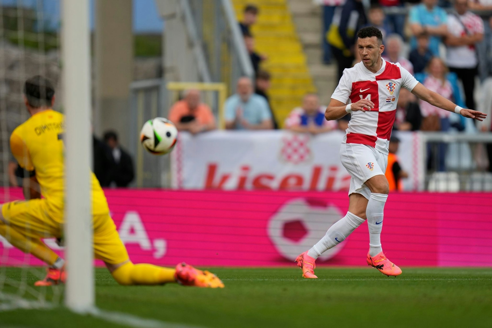 ARCHIV - Der frühere Bundesliga-Spieler Ivan Perisic setzte sich mit Kroatien in Portugal durch.  