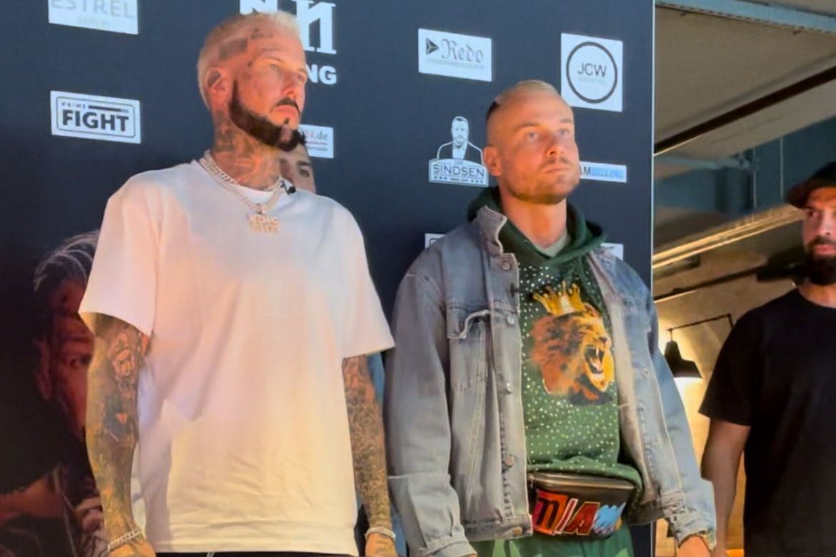 Zunächst stehen Eric und Jörg noch ruhig nebeneinander.